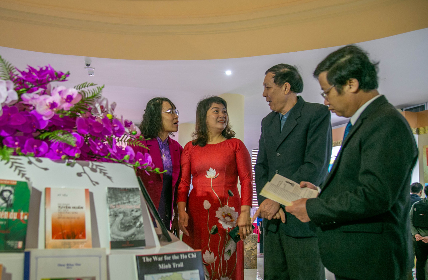 Lãnh đạo tỉnh Quảng Bình tham quan triển lãm Lãnh đạo tỉnh Quảng Bình tham quan triển lãm