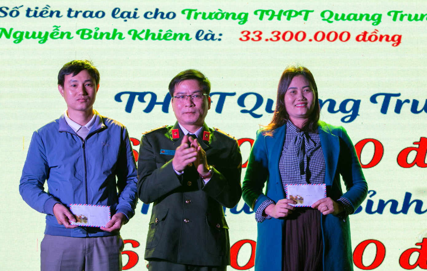 Lãnh đạo CA huyện Quảng Trạch trao số tiền hơn 30 triệu đồng cho Đoàn trường THPT Quang Trung và THPT Nguyễn Bỉnh Khiêm để tiếp tục san sẻ cho những học sinh khó khăn của nhà trường. Lãnh đạo CA huyện Quảng Trạch trao số tiền hơn 30 triệu đồng cho Đoàn trường THPT Quang Trung và THPT Nguyễn Bỉnh Khiêm để tiếp tục san sẻ cho những học sinh khó khăn của nhà trường.