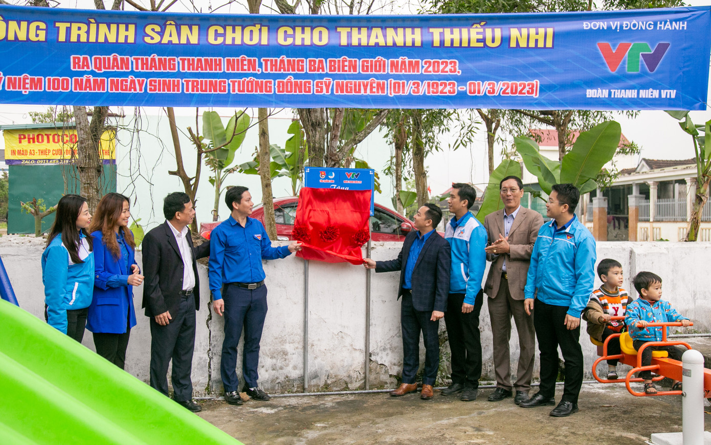 Khánh thành công trình sân chơi cho thanh thiếu nhi ở xã Quảng Trung (TX. Ba Đồn - Quảng Bình) do Đoàn Thanh niên Đài truyền hình Việt Nam trao tặng