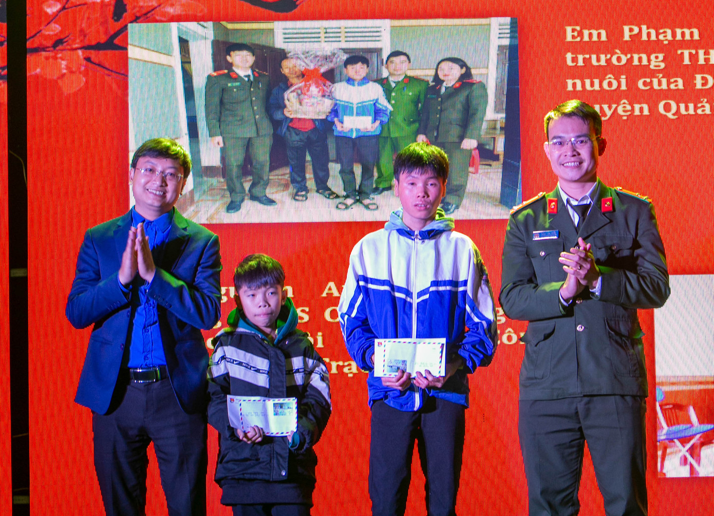 Đại diện Đoàn thanh niên công an tỉnh Quảng Bình và huyện Đoàn Quảng Trạch trao quà cho hai học sinh có hoàn cảnh đặc biệt khó khăn Đại diện Đoàn thanh niên công an tỉnh Quảng Bình và huyện Đoàn Quảng Trạch trao quà cho hai học sinh có hoàn cảnh đặc biệt khó khăn