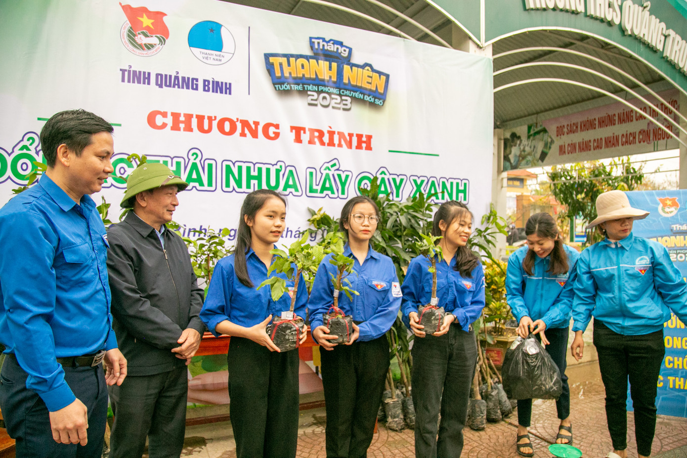 Trao tặng cây xanh cho các đoàn viên