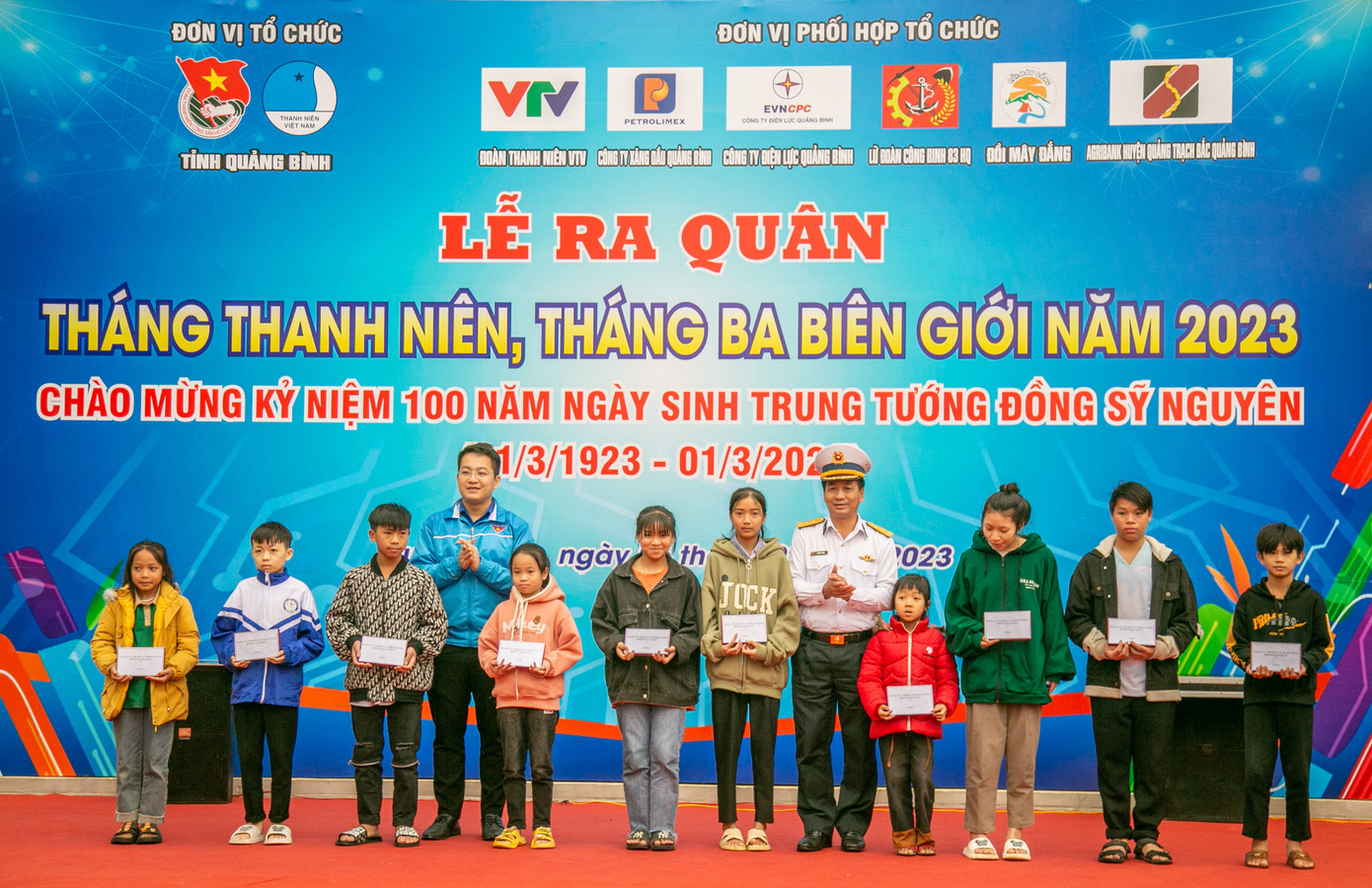 Các đơn vị chung tay tặng quà cho các em học sinh có hoàn cảnh gia đình khó khăn ở địa bàn xã Quảng Trung (TX. Ba Đồn - Quảng Bình)