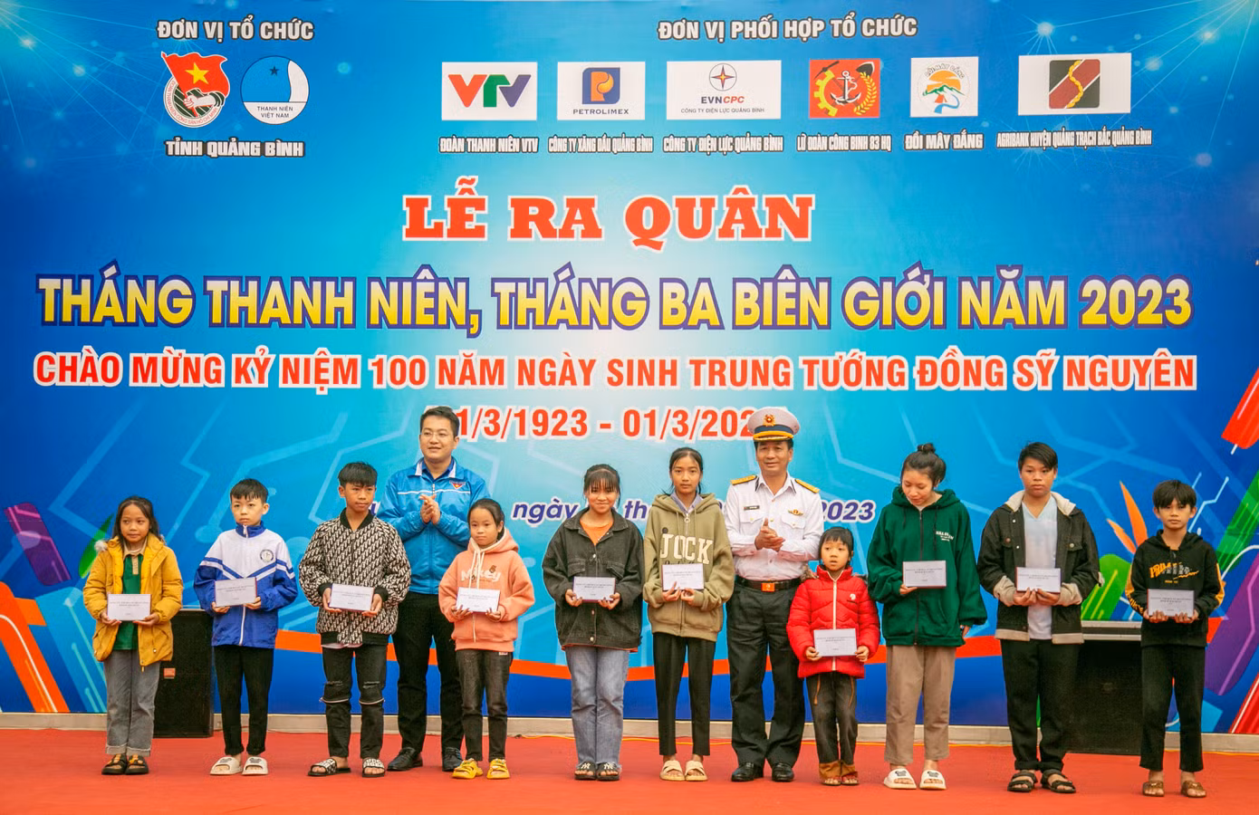 Các đơn vị chung tay tặng quà cho các em học sinh có hoàn cảnh gia đình khó khăn ở địa bàn xã Quảng Trung (TX. Ba Đồn - Quảng Bình)
