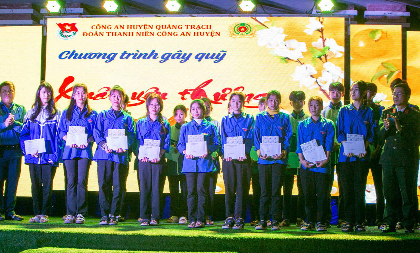 Tặng quà cho các học sinh có hoàn cảnh khó khăn Tặng quà cho các học sinh có hoàn cảnh khó khăn