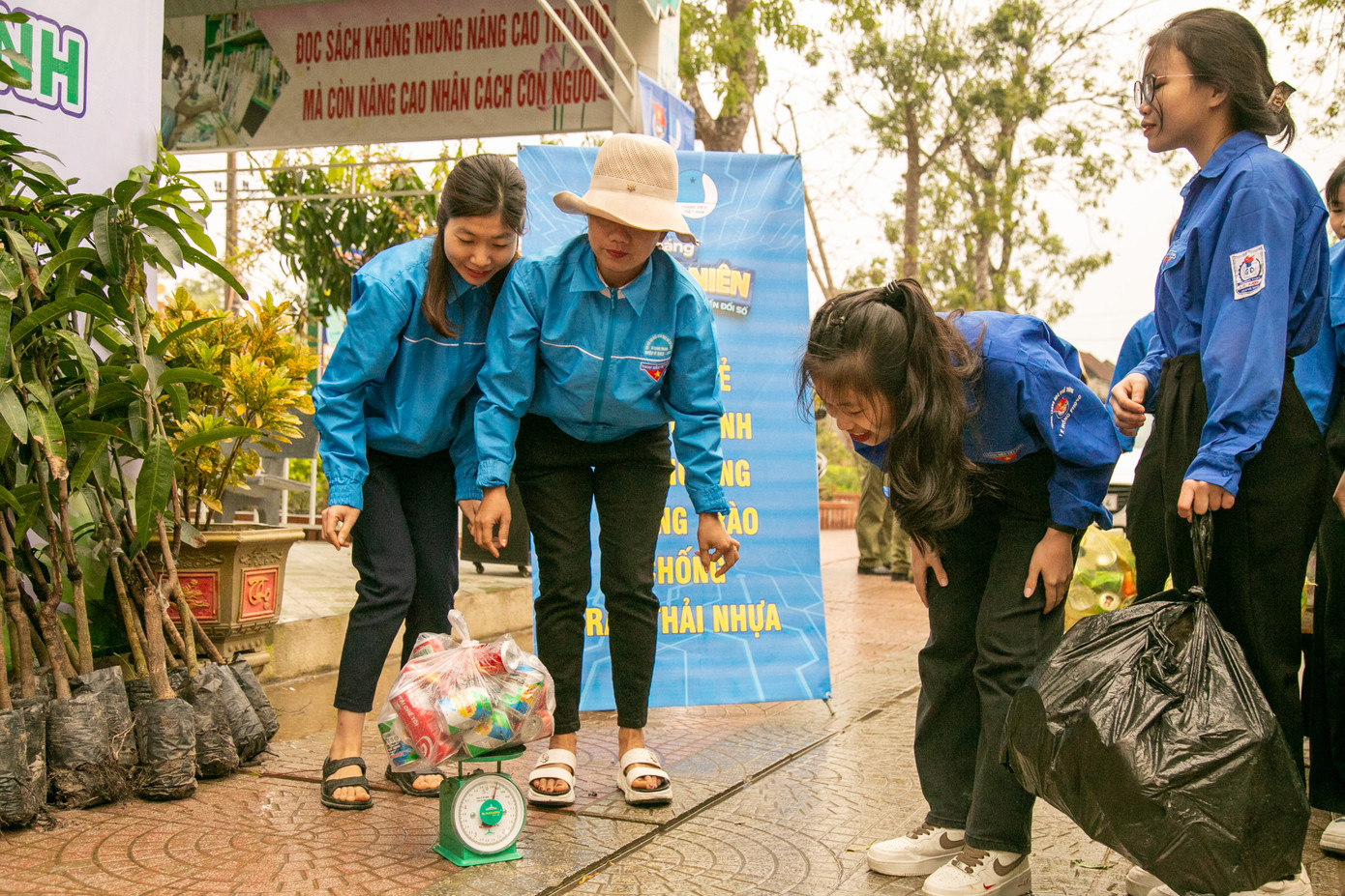 Các đoàn viên, thanh niên và các em học sinh ở xã Quảng Trung (TX. Ba Đồn - Quảng Bình) với chương trình "Đổi rác thải nhựa lấy cây xanh".