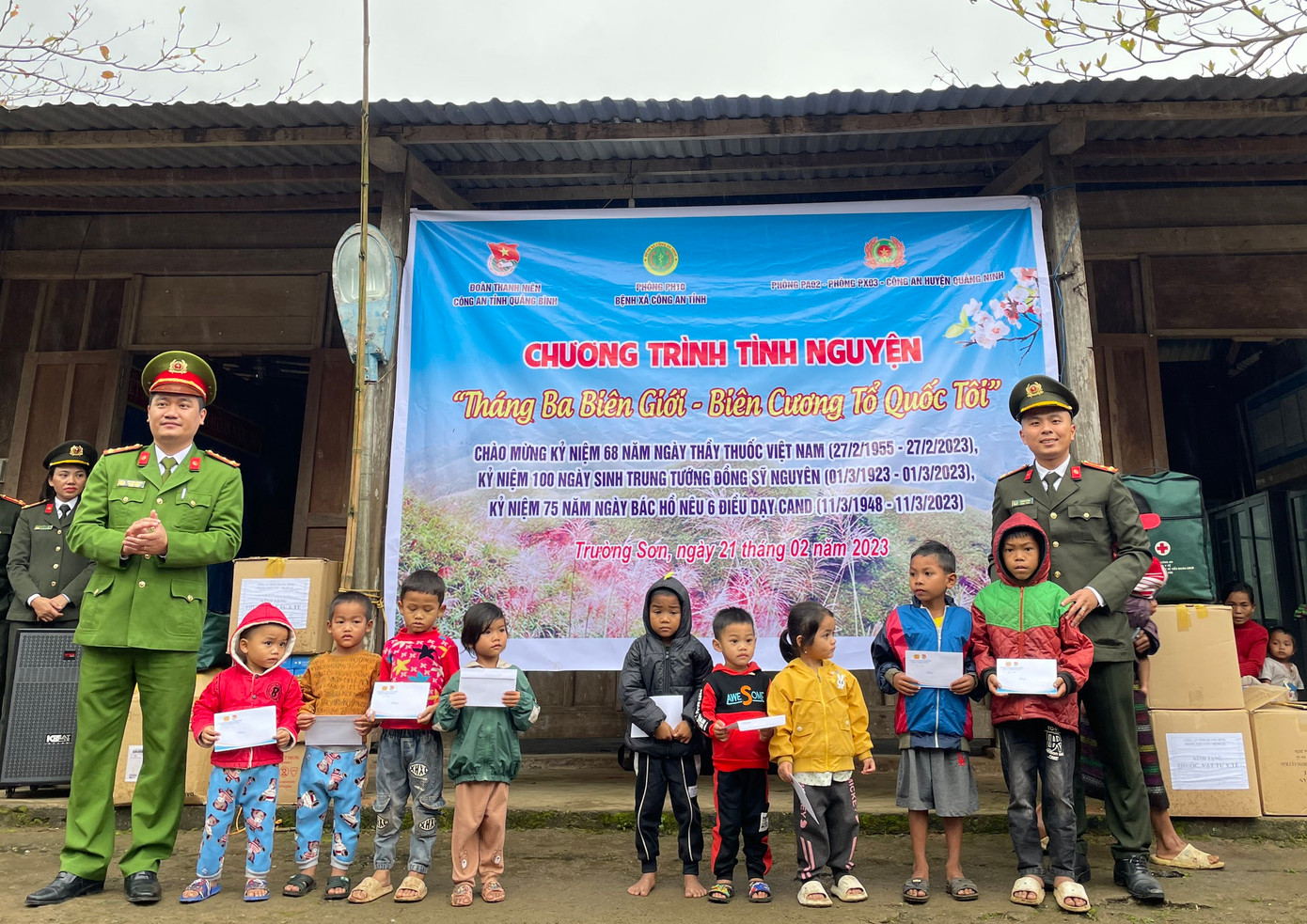 Đoàn Thanh niên Công an tỉnh Quảng Bình tặng quà cho các em học sinh khó khăn ở bản Trung Sơn xã Trường Sơn (Quảng Ninh - Quảng Bình)