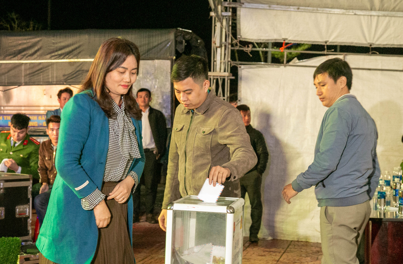 Chương trình đón nhận tình cảm của người dân và các chi đoàn cơ sở trên địa bàn Chương trình đón nhận tình cảm của người dân và các chi đoàn cơ sở trên địa bàn