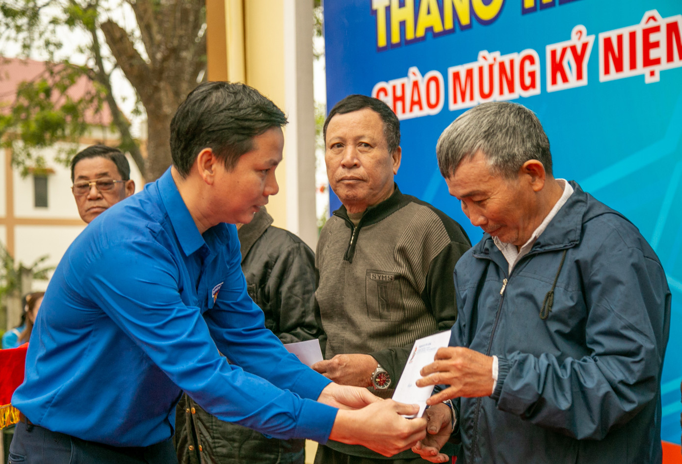 Anh Đặng Đại Bàng, Bí thư Tỉnh Đoàn Quảng Bình tặng quà cho bà con có hoàn cảnh khó khăn tại xã Quảng Trung (TX. Ba Đồn - Quảng Bình) trong lễ ra quân