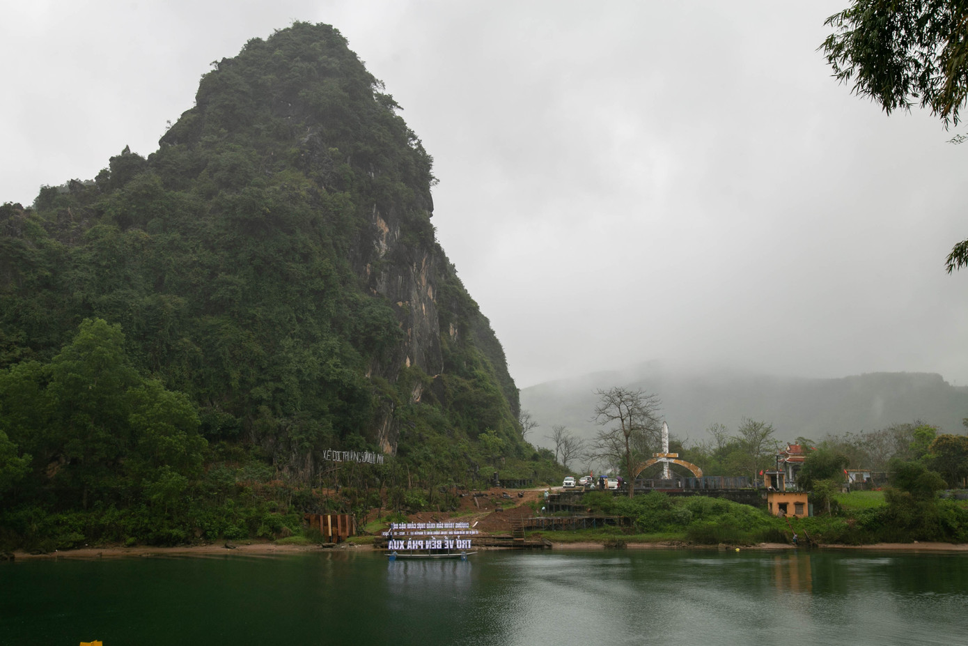 Sân khấu thực cảnh "Trở về bến phà xưa" đang gấp rút hoàn thành