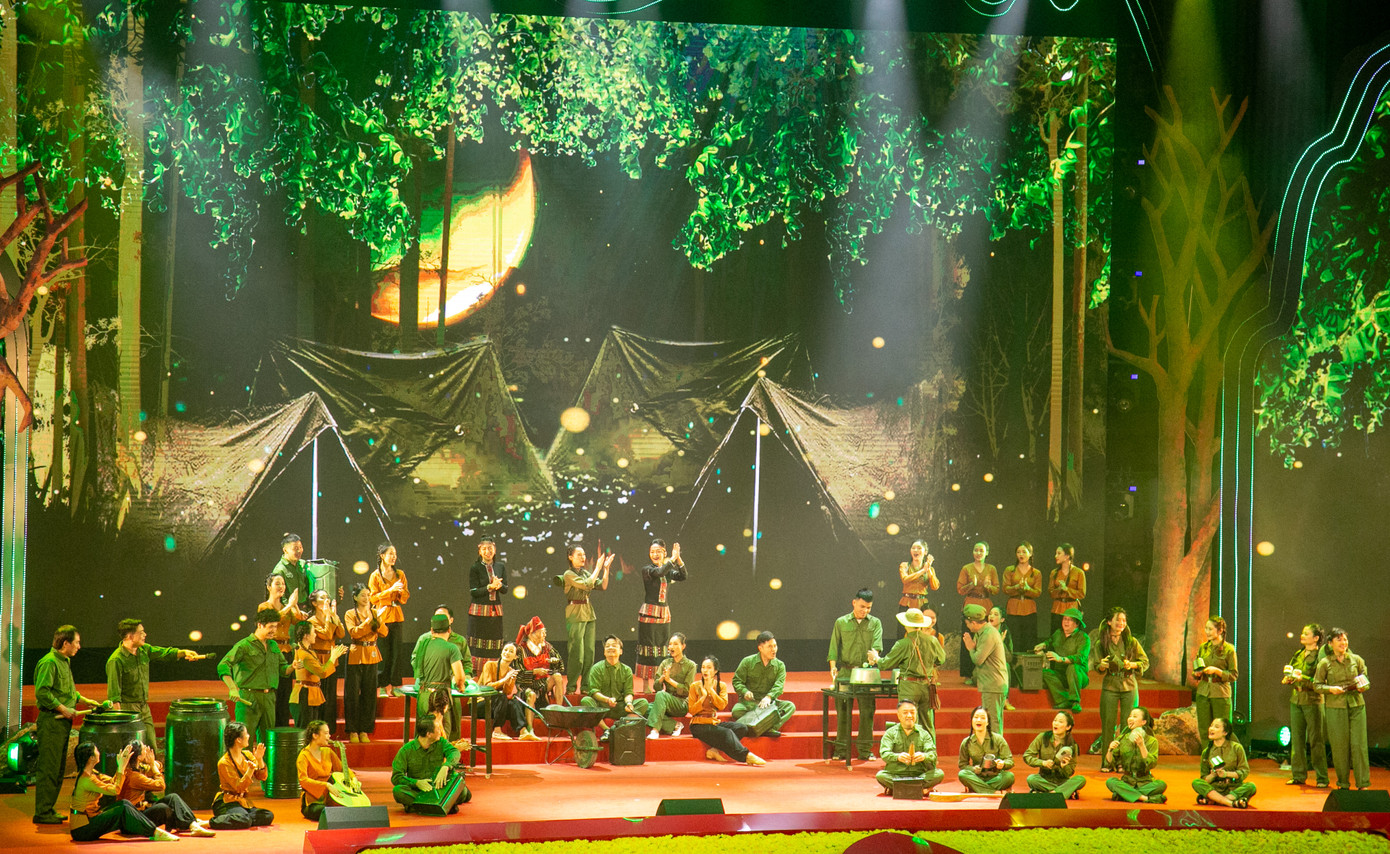 Tiết mục tái hiện cảnh sinh hoạt của lực lượng thanh niên xung phong - Bộ đội Trường Sơn Tiết mục tái hiện cảnh sinh hoạt của lực lượng thanh niên xung phong - Bộ đội Trường Sơn