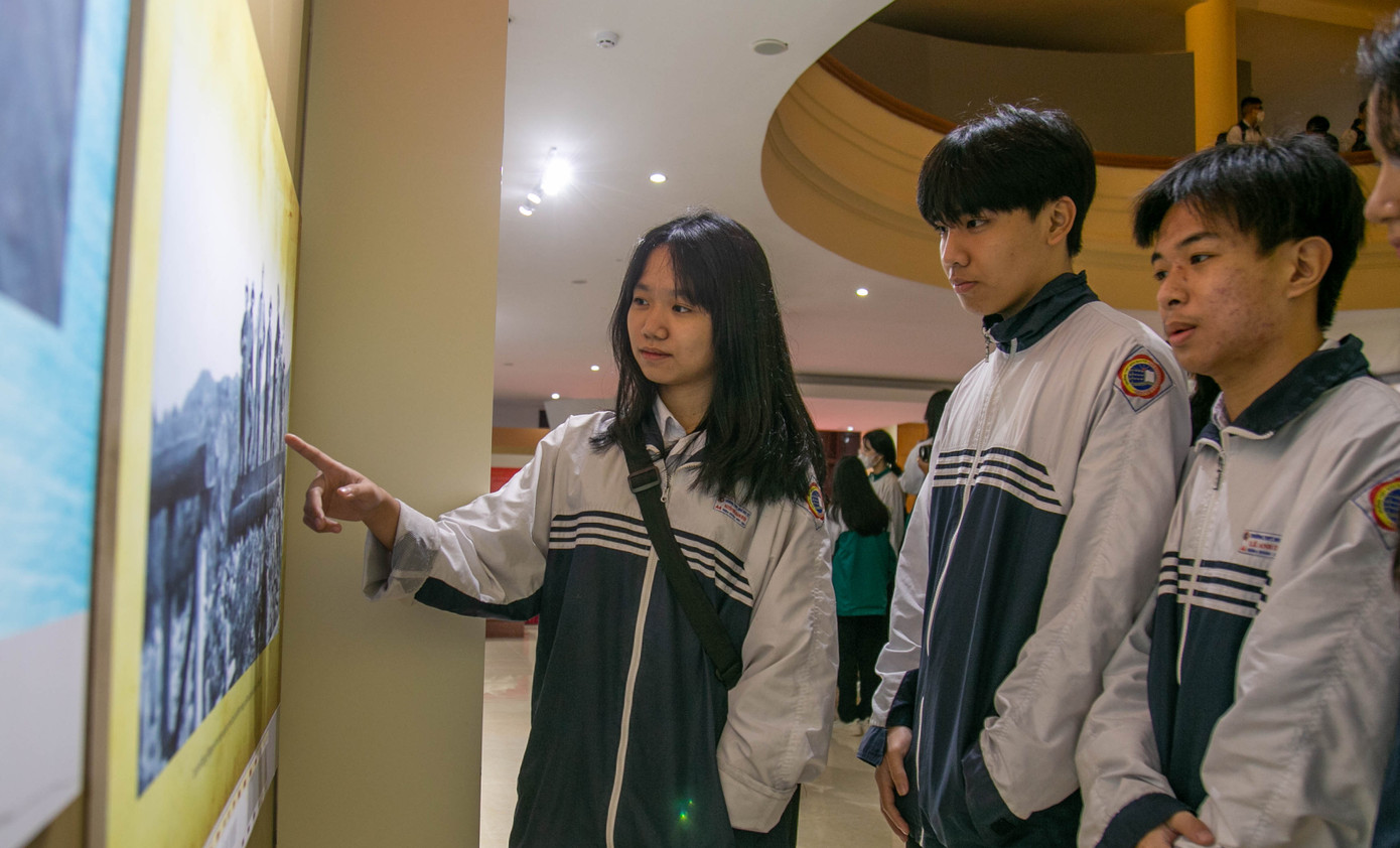 Thế hệ trẻ đến với triển lãm “Trung tướng Đồng Sỹ Nguyên - Cuộc đời và sự nghiệp” Thế hệ trẻ đến với triển lãm “Trung tướng Đồng Sỹ Nguyên - Cuộc đời và sự nghiệp”