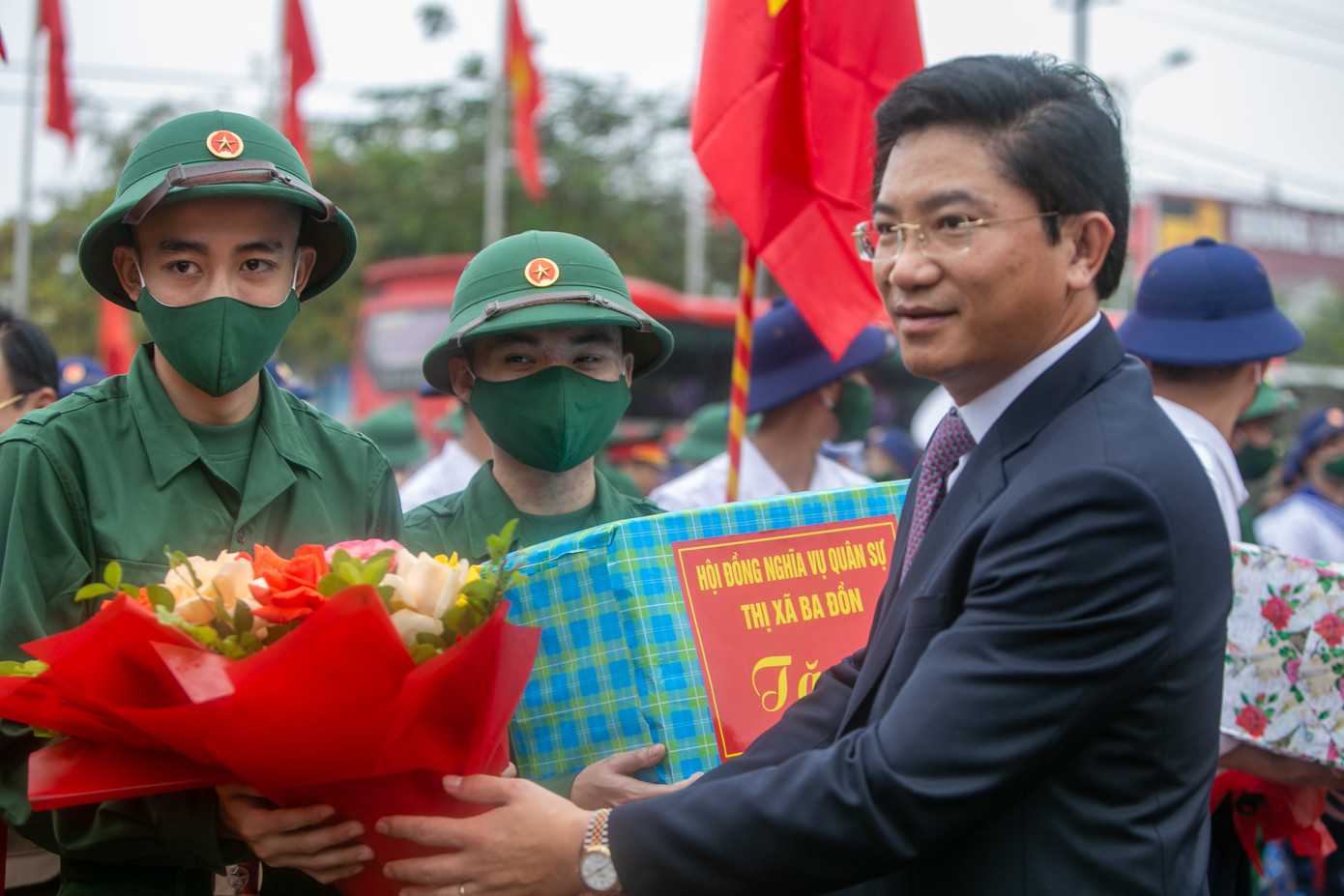 Ông Trương An Ninh, Bí thư Thị uỷ Ba Đồn tặng hoa cho các công dân nhập ngũ năm 2023 Ông Trương An Ninh, Bí thư Thị uỷ Ba Đồn tặng hoa cho các công dân nhập ngũ năm 2023