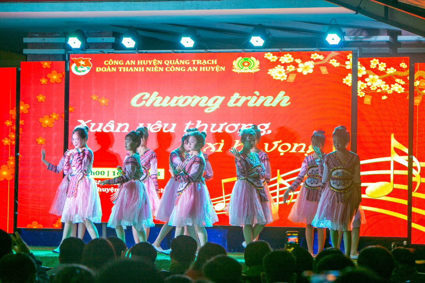 Chương trình "Xuân yêu thương, lì xì hi vọng" là đêm giao lưu văn nghệ kêu gọi sự chia sẻ, ủng hộ các học sinh có hoàn cảnh đặc biệt khó khăn trên địa bàn huyện Quảng Trạch do Đoàn cơ sở Công an huyện Quảng Trạch tổ chức. Chương trình "Xuân yêu thương, lì xì hi vọng" là đêm giao lưu văn nghệ kêu gọi sự chia sẻ, ủng hộ các học sinh có hoàn cảnh đặc biệt khó khăn trên địa bàn huyện Quảng Trạch do Đoàn cơ sở Công an huyện Quảng Trạch tổ chức.