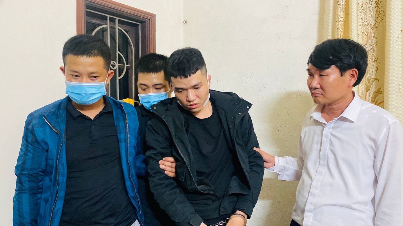 Đối tượng (áo khoác đen) bị lực lượng CA bắt giữ