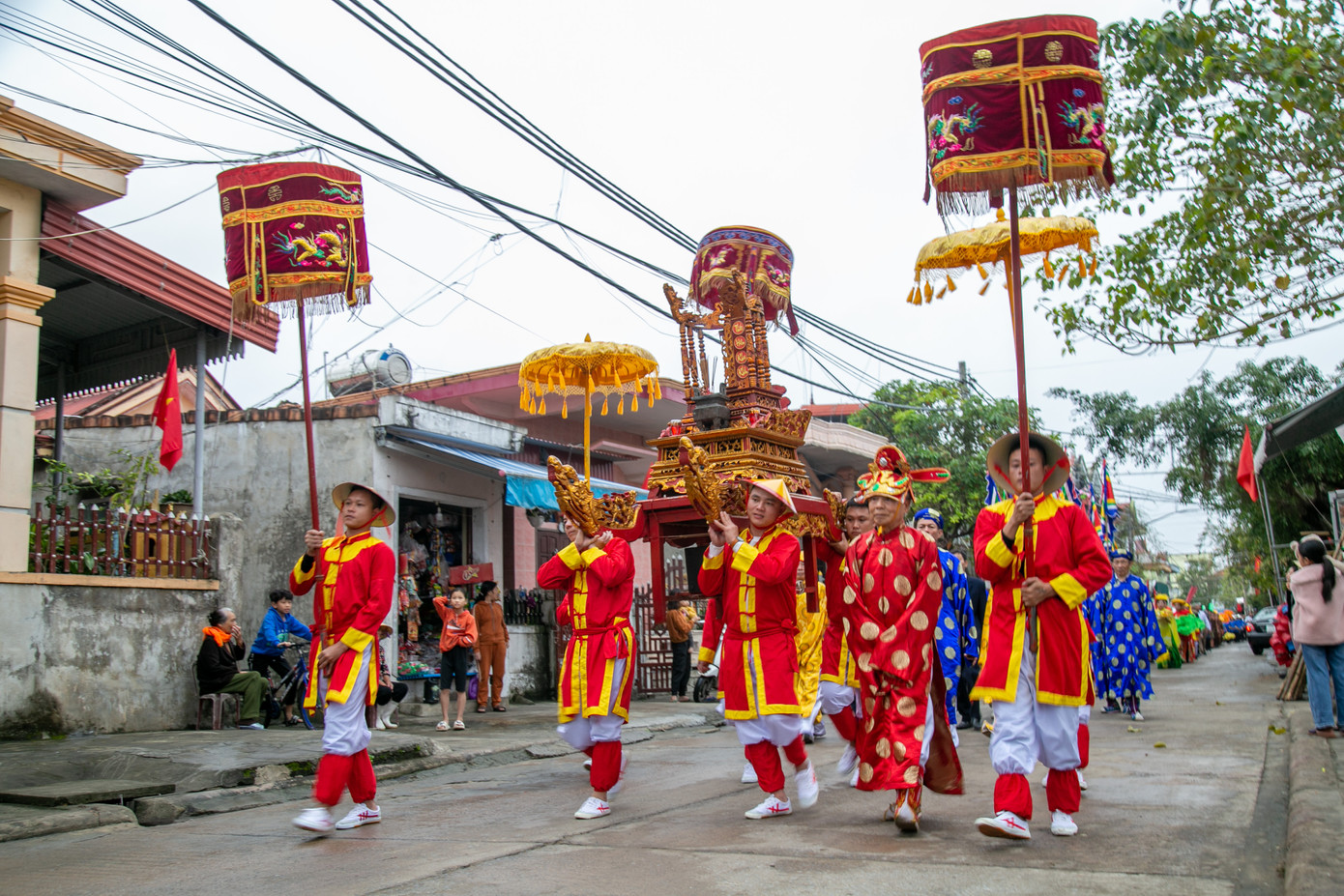 Rước linh vị thành hoàng từ Đình thờ tổ đến Ngư Linh Miếu để làm lễ cầu ngư. Rước linh vị thành hoàng từ Đình thờ tổ đến Ngư Linh Miếu để làm lễ cầu ngư.