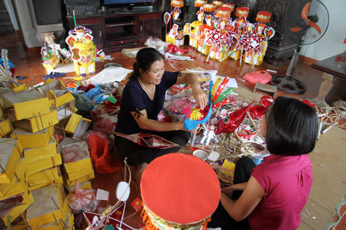 Vừa làm luôn tay, chị vừa kể về sự tích của những loại đồ chơi: 