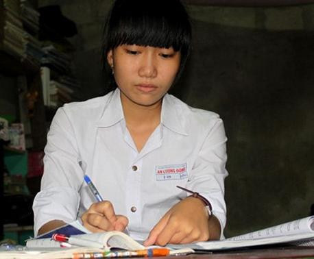 Tuy nghèo nhưng gia đình nhỏ của Ô Xin luôn hạnh phúc và tràn ngập tình yêu thương - Ảnh: Đan Ngọc.