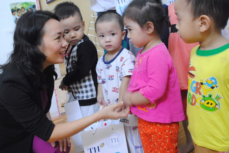 Bà Thái Thị Sơn, đại diện Tập đoàn TH True Milk trao sữa cho các em nhỏ Trường Mầm non Họa Mi
