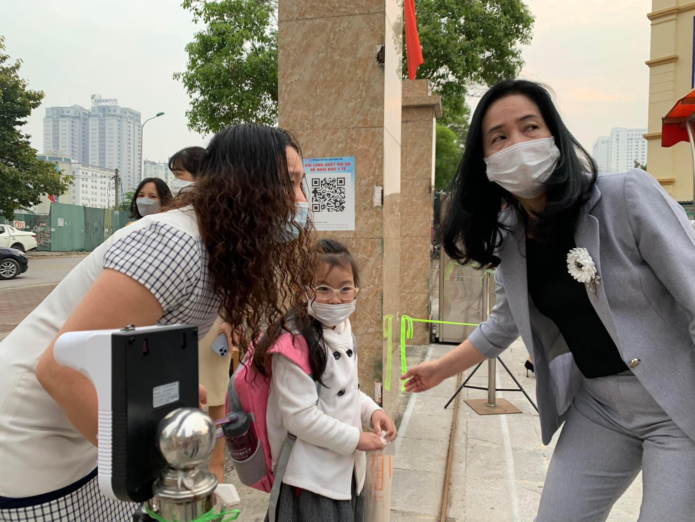 Hơn 1 triệu học sinh Thủ đô đến trường: Dậy từ tờ mờ sáng, mua hoa tươi trưng lớp ảnh 12 Hơn 1 triệu học sinh Thủ đô đến trường: Dậy từ tờ mờ sáng, mua hoa tươi trưng lớp ảnh 12