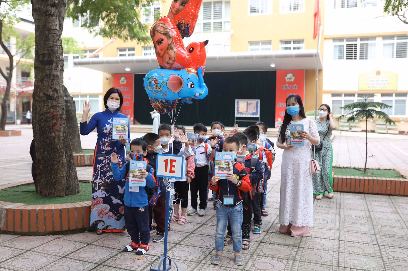 Hơn 1 triệu học sinh Thủ đô đến trường: Dậy từ tờ mờ sáng, mua hoa tươi trưng lớp ảnh 23