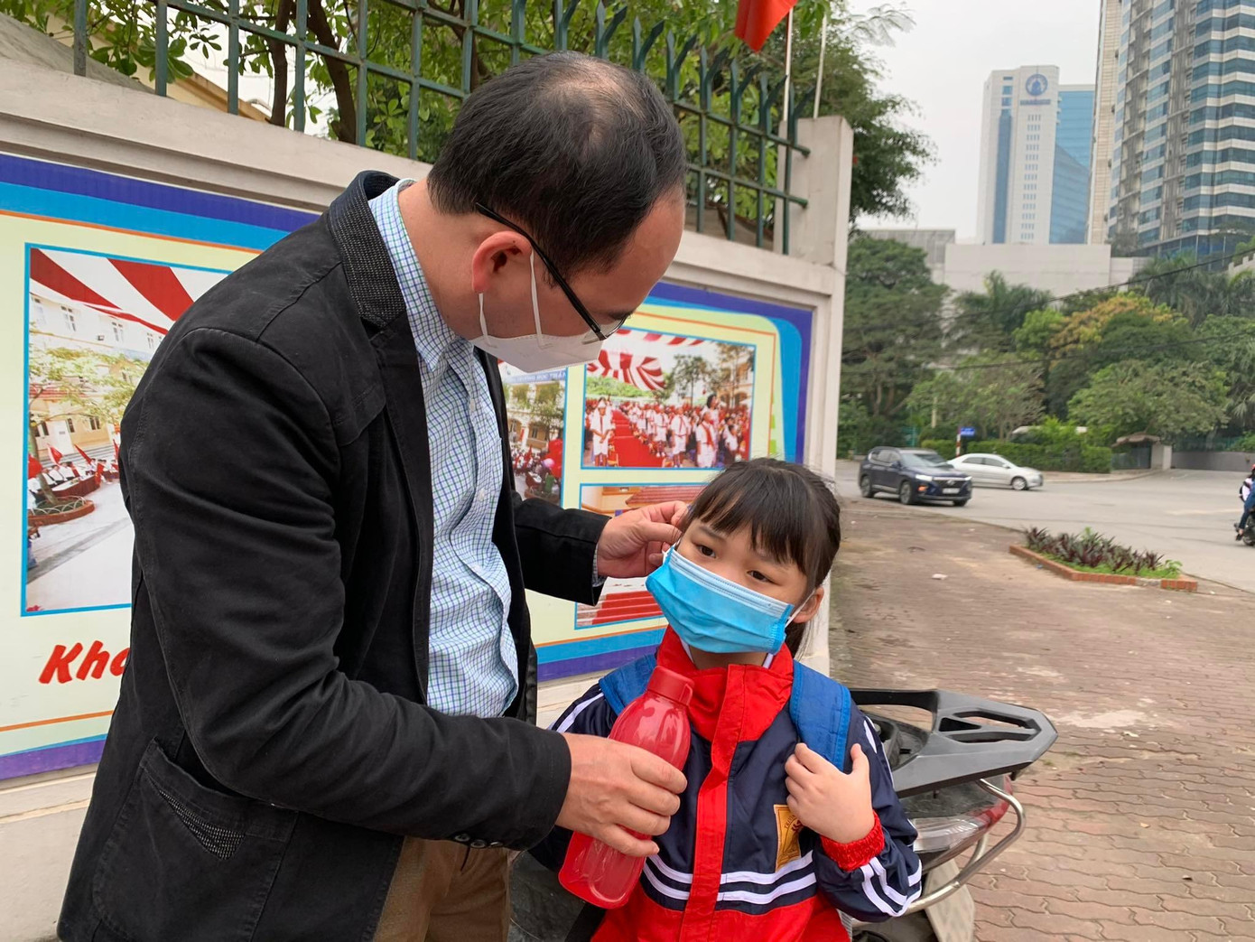 Hơn 1 triệu học sinh Thủ đô đến trường: Dậy từ tờ mờ sáng, mua hoa tươi trưng lớp ảnh 15 Hơn 1 triệu học sinh Thủ đô đến trường: Dậy từ tờ mờ sáng, mua hoa tươi trưng lớp ảnh 15