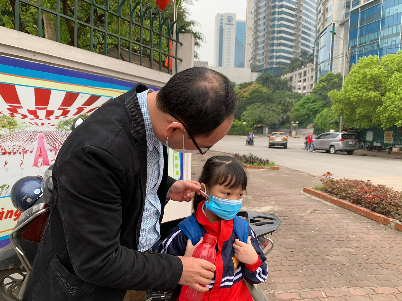 Hơn 1 triệu học sinh Thủ đô đến trường: Dậy từ tờ mờ sáng, mua hoa tươi trưng lớp ảnh 14 Hơn 1 triệu học sinh Thủ đô đến trường: Dậy từ tờ mờ sáng, mua hoa tươi trưng lớp ảnh 14