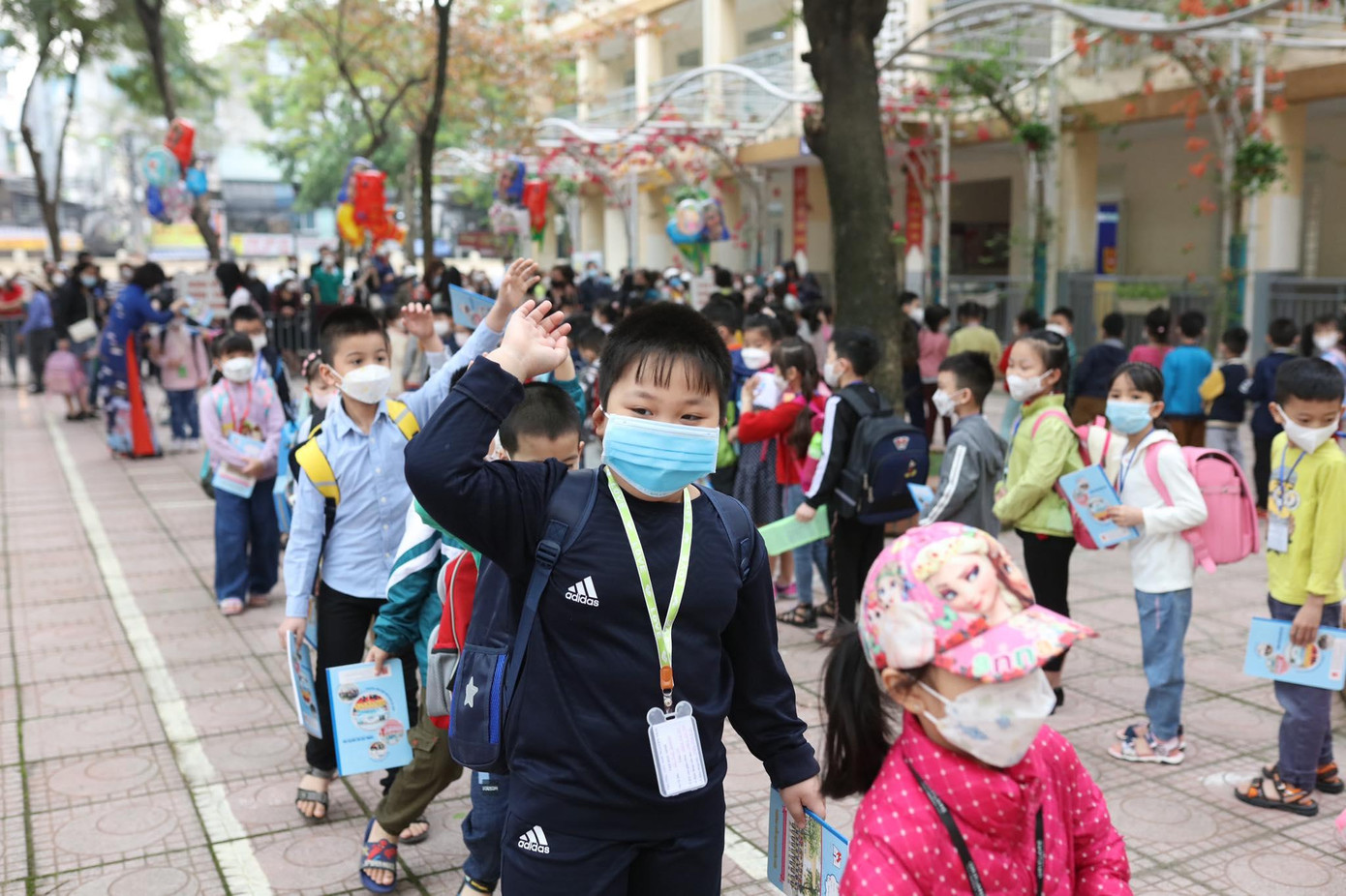 Hơn 1 triệu học sinh Thủ đô đến trường: Dậy từ tờ mờ sáng, mua hoa tươi trưng lớp ảnh 26 Hơn 1 triệu học sinh Thủ đô đến trường: Dậy từ tờ mờ sáng, mua hoa tươi trưng lớp ảnh 26