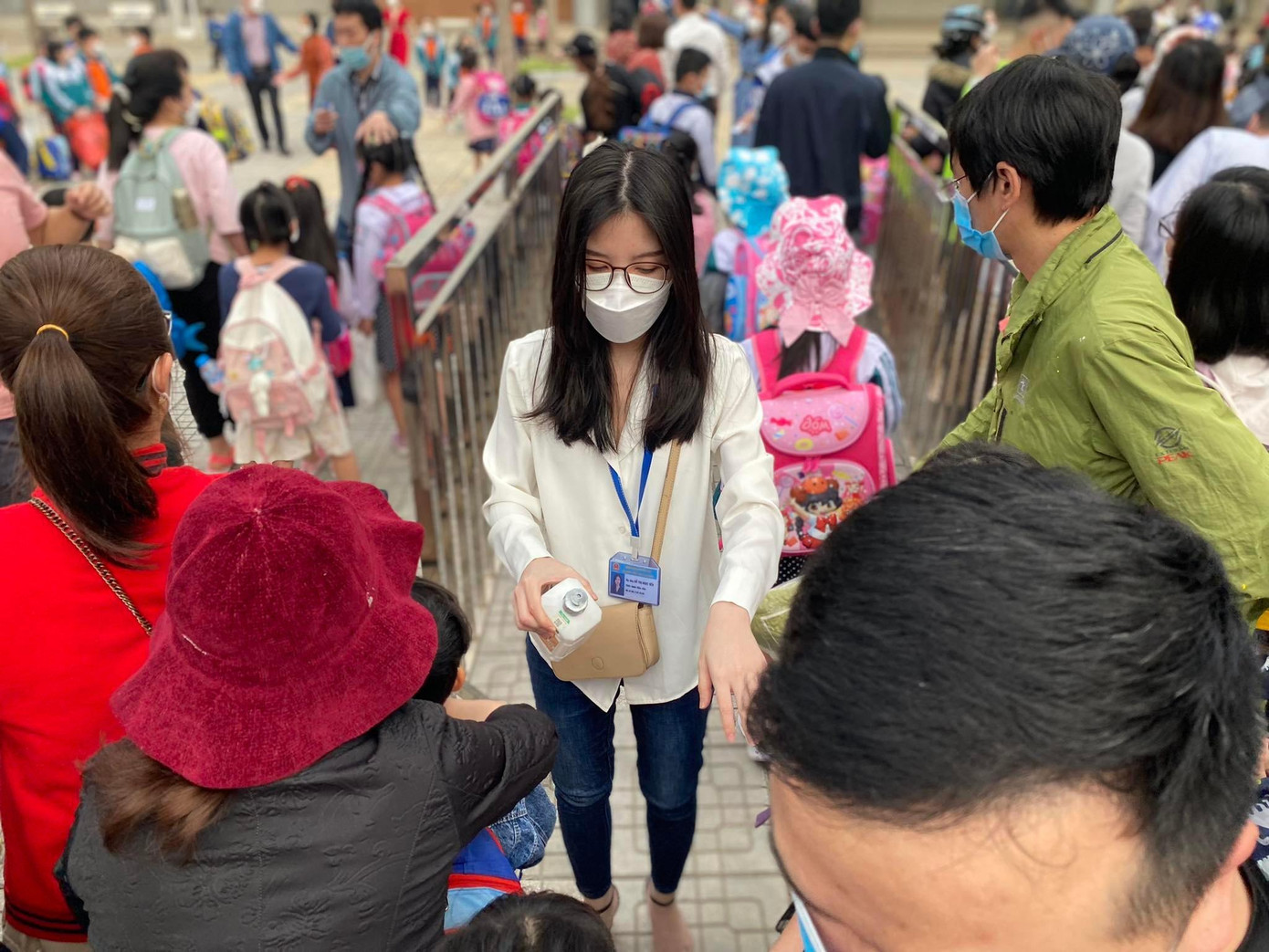 Hơn 1 triệu học sinh Thủ đô đến trường: Dậy từ tờ mờ sáng, mua hoa tươi trưng lớp ảnh 32 Hơn 1 triệu học sinh Thủ đô đến trường: Dậy từ tờ mờ sáng, mua hoa tươi trưng lớp ảnh 32