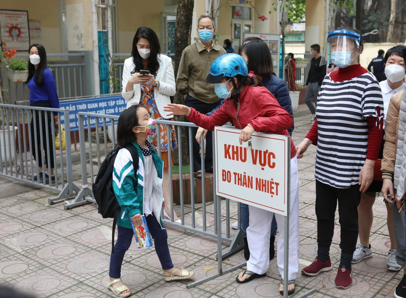 Hơn 1 triệu học sinh Thủ đô đến trường: Dậy từ tờ mờ sáng, mua hoa tươi trưng lớp ảnh 21 Hơn 1 triệu học sinh Thủ đô đến trường: Dậy từ tờ mờ sáng, mua hoa tươi trưng lớp ảnh 21