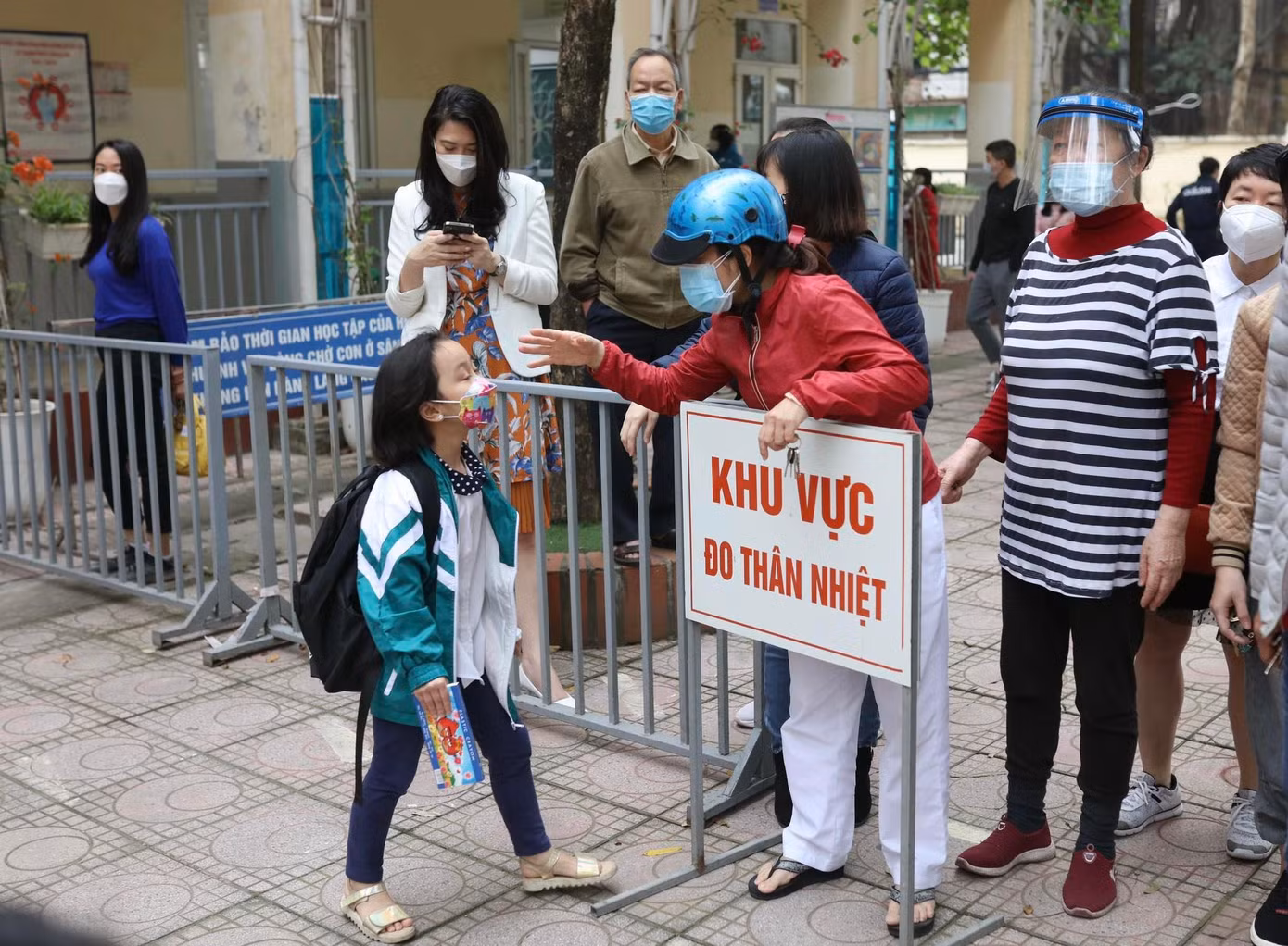 Hơn 1 triệu học sinh Thủ đô đến trường: Dậy từ tờ mờ sáng, mua hoa tươi trưng lớp ảnh 21