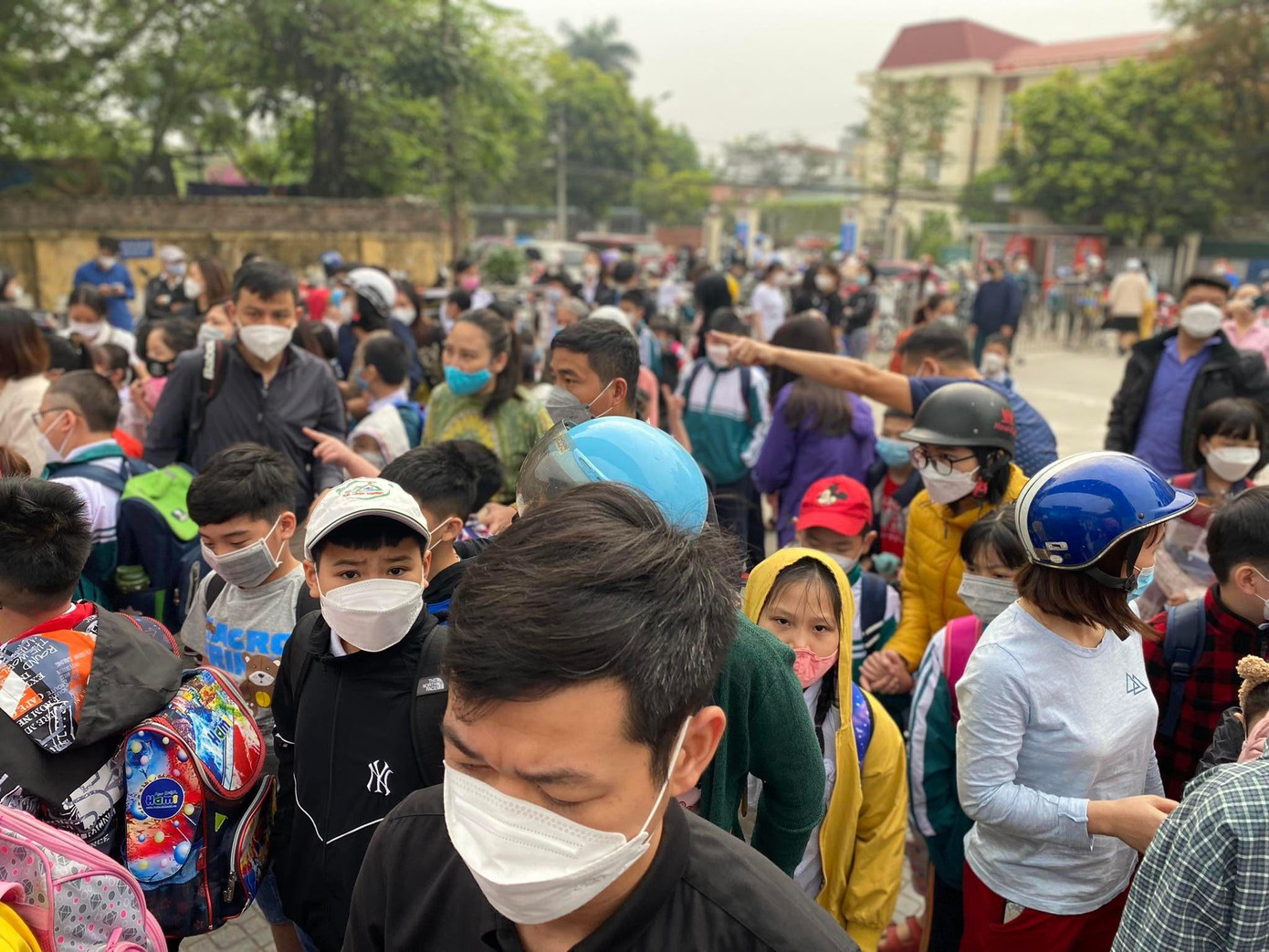 Hơn 1 triệu học sinh Thủ đô đến trường: Dậy từ tờ mờ sáng, mua hoa tươi trưng lớp ảnh 29 Hơn 1 triệu học sinh Thủ đô đến trường: Dậy từ tờ mờ sáng, mua hoa tươi trưng lớp ảnh 29