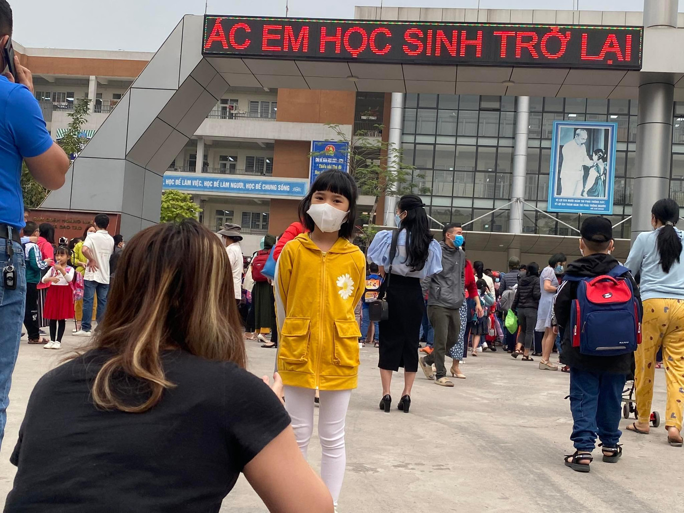 Một số phụ huynh tranh thủ cho con chụp ảnh kỷ niệm trong ngày đầu tới trường. (Tin, ảnh: Nguyễn Hà) Một số phụ huynh tranh thủ cho con chụp ảnh kỷ niệm trong ngày đầu tới trường. (Tin, ảnh: Nguyễn Hà)