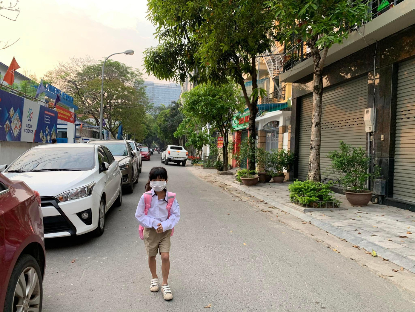 Hơn 1 triệu học sinh Thủ đô đến trường: Dậy từ tờ mờ sáng, mua hoa tươi trưng lớp ảnh 8 Hơn 1 triệu học sinh Thủ đô đến trường: Dậy từ tờ mờ sáng, mua hoa tươi trưng lớp ảnh 8