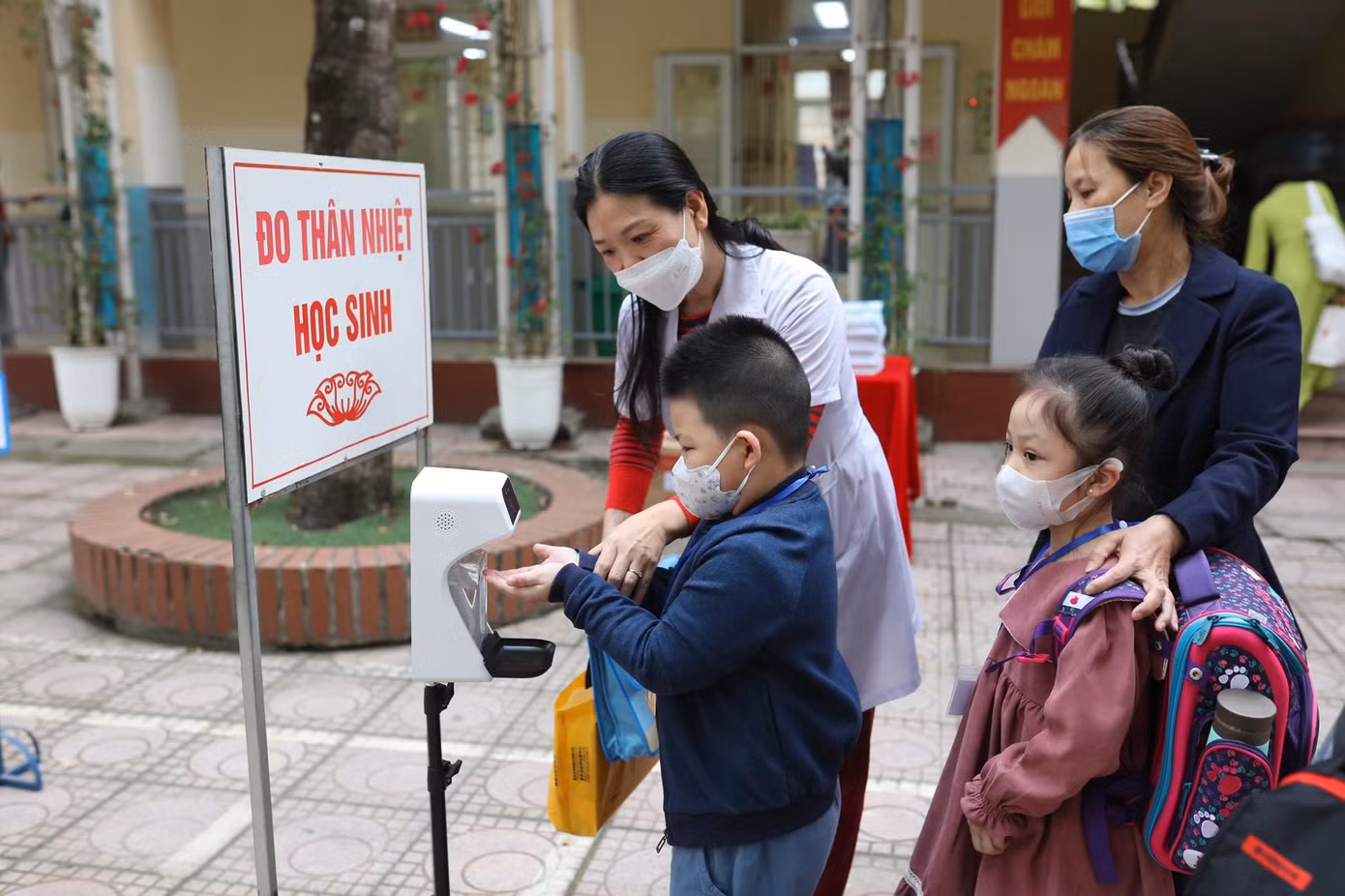 Hơn 1 triệu học sinh Thủ đô đến trường: Dậy từ tờ mờ sáng, mua hoa tươi trưng lớp ảnh 20