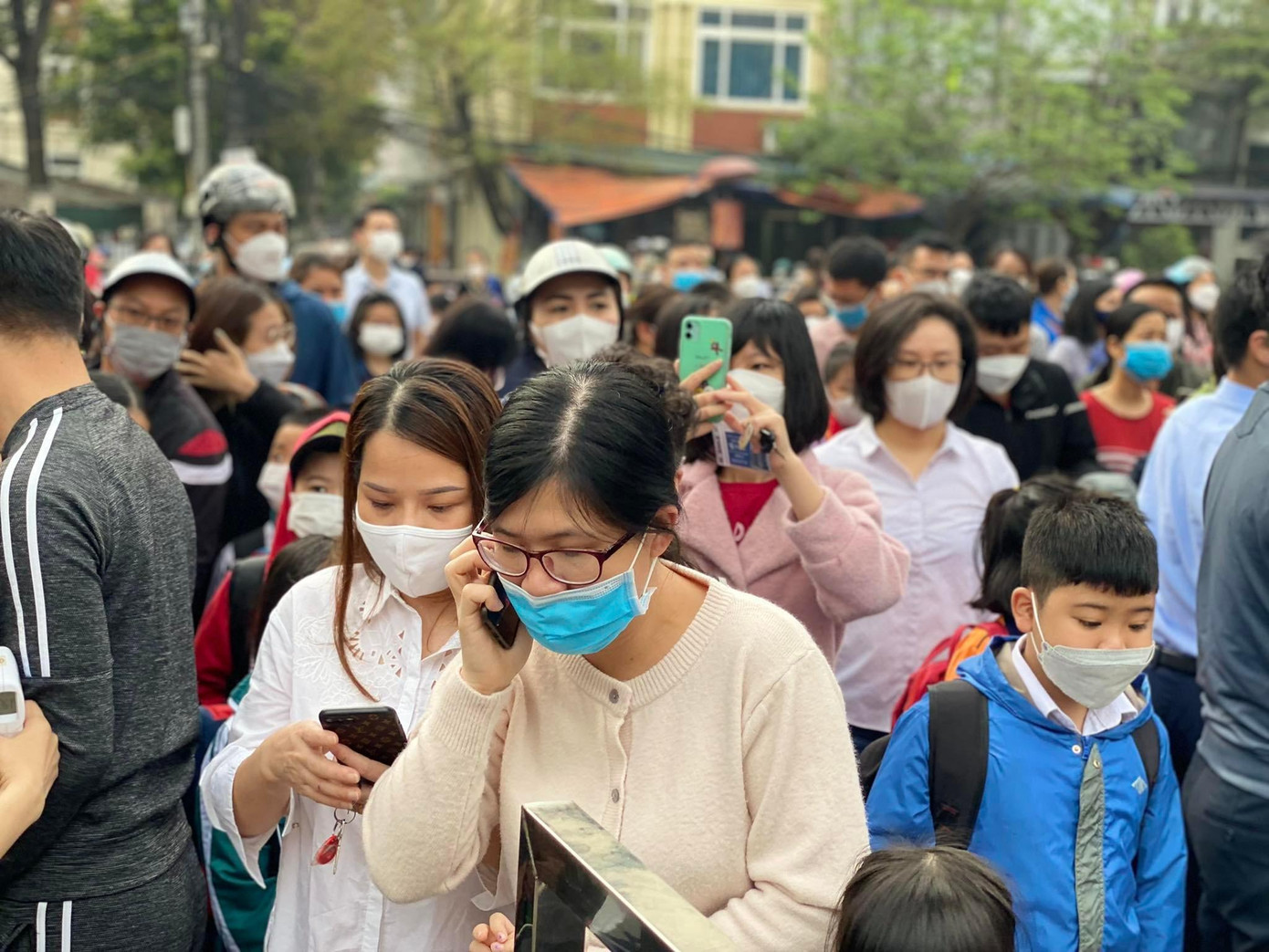 Hơn 1 triệu học sinh Thủ đô đến trường: Dậy từ tờ mờ sáng, mua hoa tươi trưng lớp ảnh 31 Hơn 1 triệu học sinh Thủ đô đến trường: Dậy từ tờ mờ sáng, mua hoa tươi trưng lớp ảnh 31