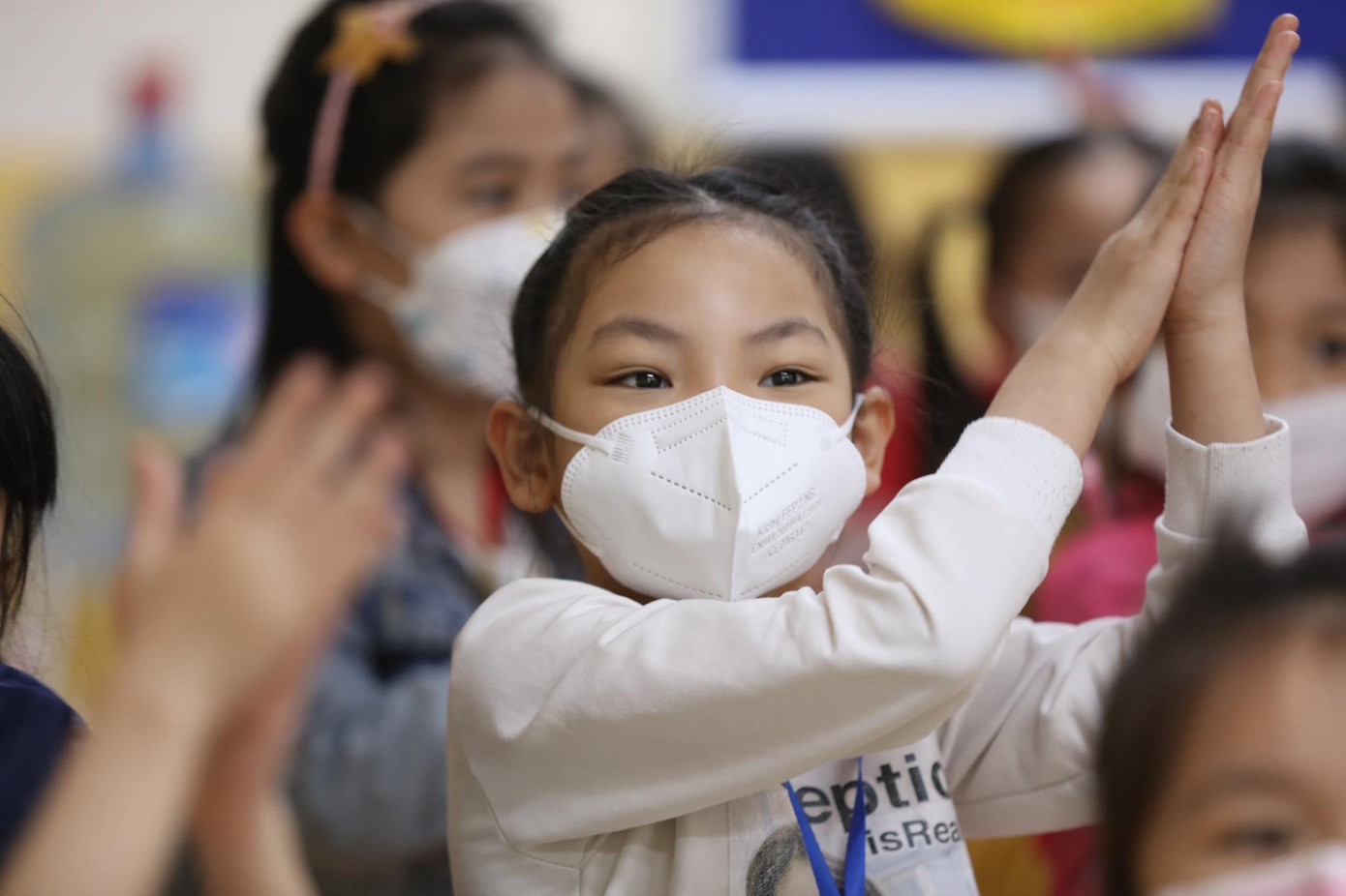 Hơn 1 triệu học sinh Thủ đô đến trường: Dậy từ tờ mờ sáng, mua hoa tươi trưng lớp ảnh 40 Hơn 1 triệu học sinh Thủ đô đến trường: Dậy từ tờ mờ sáng, mua hoa tươi trưng lớp ảnh 40