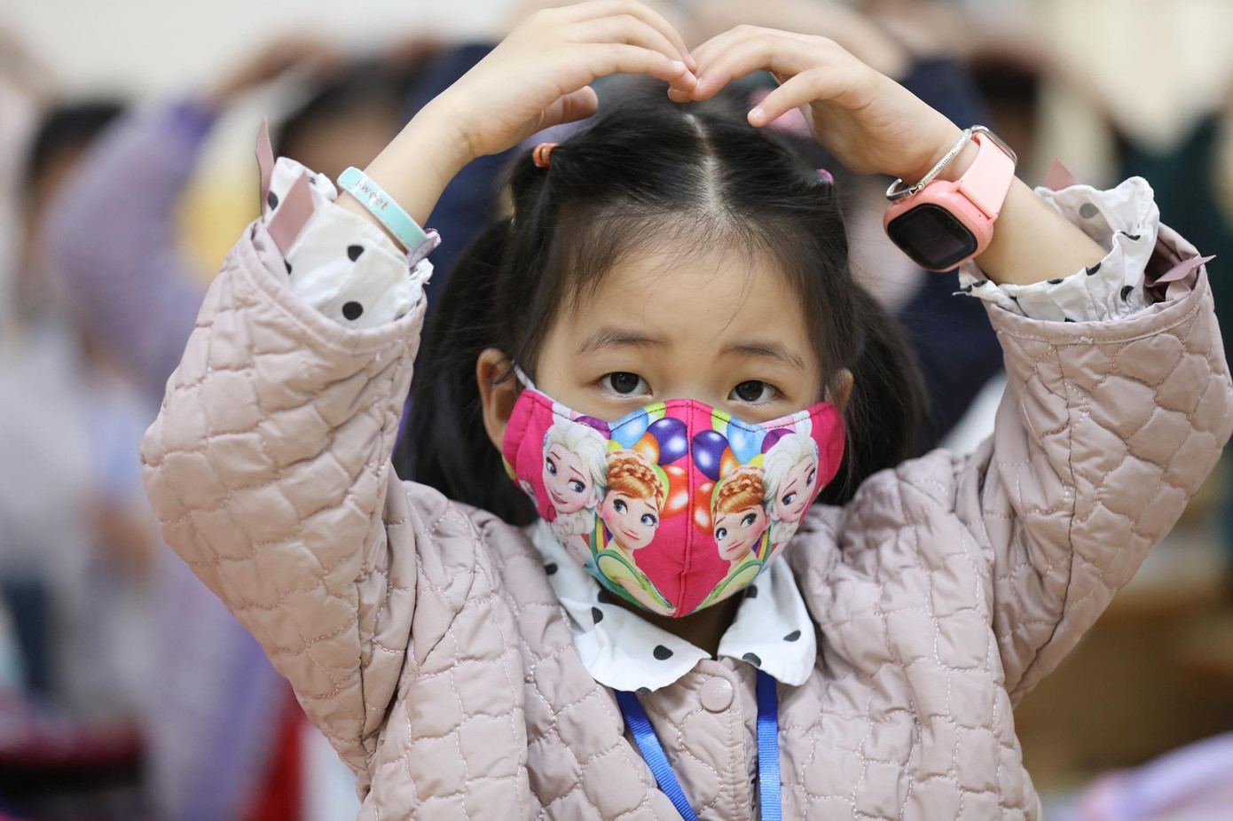 Hơn 1 triệu học sinh Thủ đô đến trường: Dậy từ tờ mờ sáng, mua hoa tươi trưng lớp ảnh 38 Hơn 1 triệu học sinh Thủ đô đến trường: Dậy từ tờ mờ sáng, mua hoa tươi trưng lớp ảnh 38