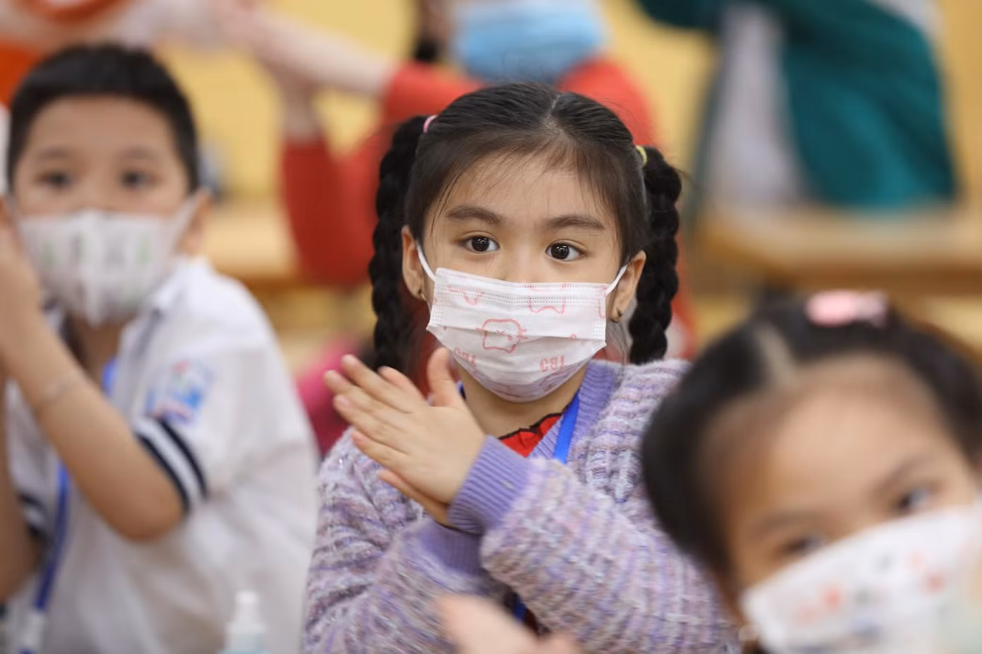 Hơn 1 triệu học sinh Thủ đô đến trường: Dậy từ tờ mờ sáng, mua hoa tươi trưng lớp ảnh 42