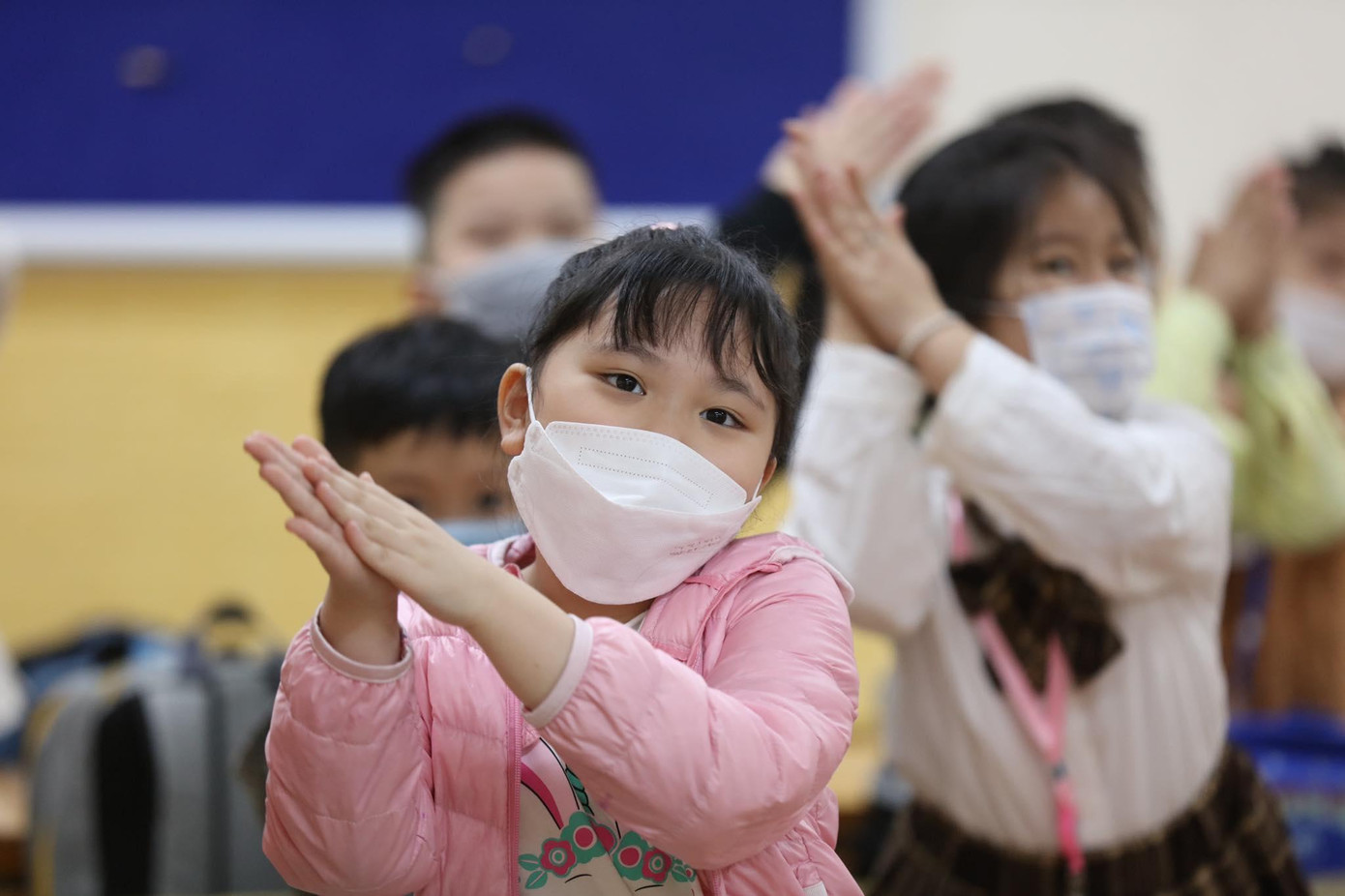 Hơn 1 triệu học sinh Thủ đô đến trường: Dậy từ tờ mờ sáng, mua hoa tươi trưng lớp ảnh 39 Hơn 1 triệu học sinh Thủ đô đến trường: Dậy từ tờ mờ sáng, mua hoa tươi trưng lớp ảnh 39