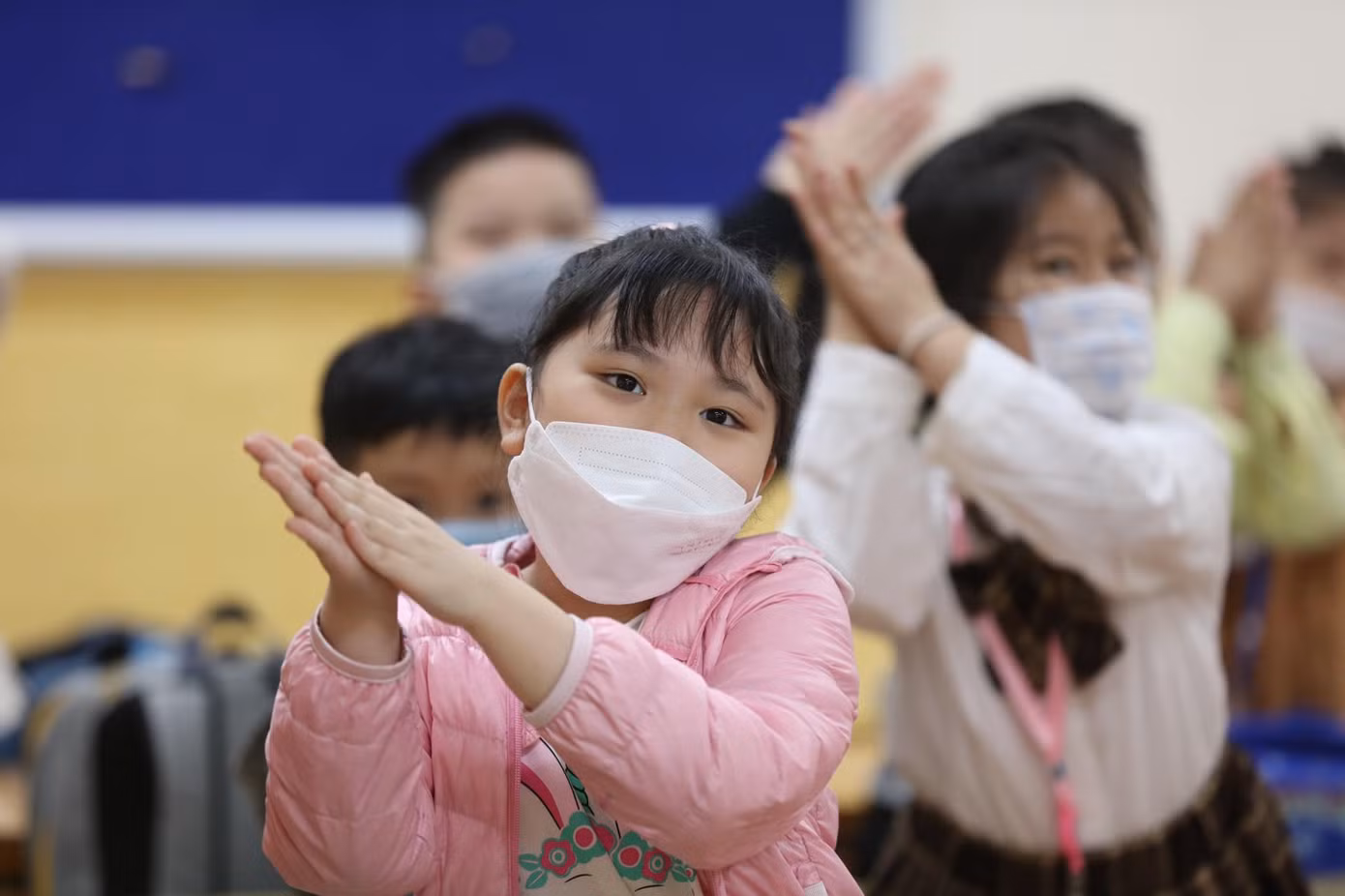 Hơn 1 triệu học sinh Thủ đô đến trường: Dậy từ tờ mờ sáng, mua hoa tươi trưng lớp ảnh 39