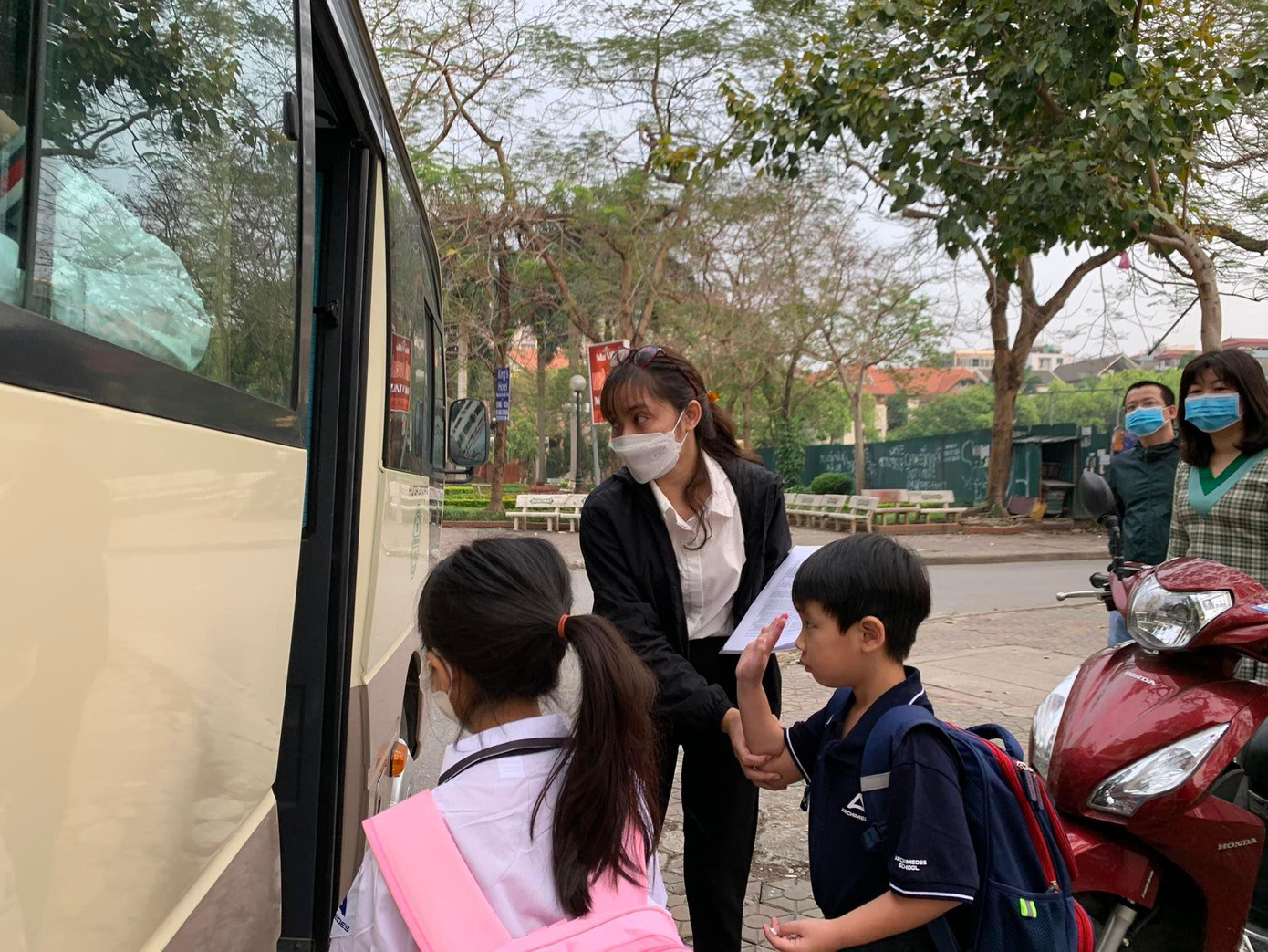 Hơn 1 triệu học sinh Thủ đô đến trường: Dậy từ tờ mờ sáng, mua hoa tươi trưng lớp ảnh 9 Hơn 1 triệu học sinh Thủ đô đến trường: Dậy từ tờ mờ sáng, mua hoa tươi trưng lớp ảnh 9