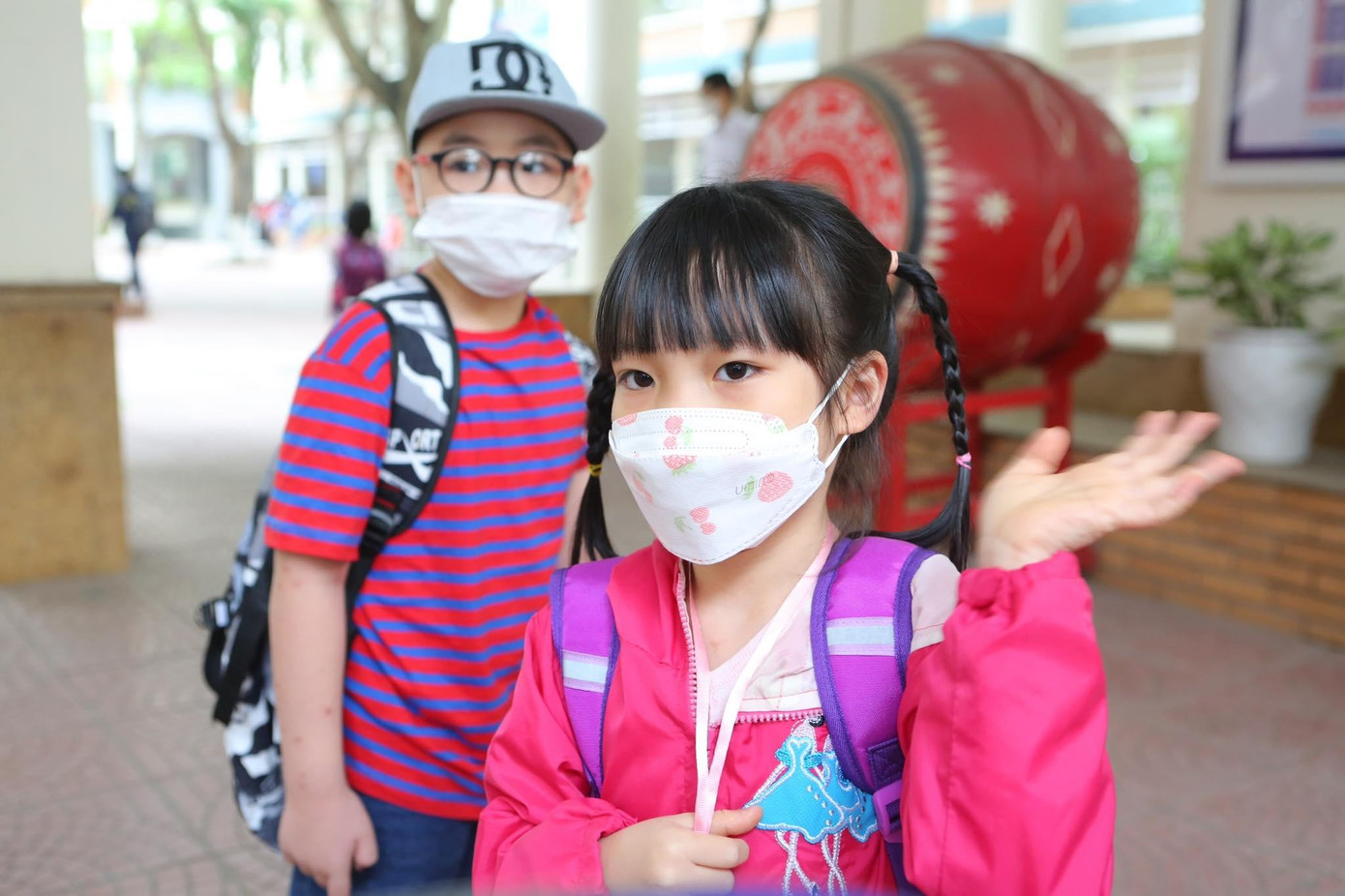 Hơn 1 triệu học sinh Thủ đô đến trường: Dậy từ tờ mờ sáng, mua hoa tươi trưng lớp ảnh 37 Hơn 1 triệu học sinh Thủ đô đến trường: Dậy từ tờ mờ sáng, mua hoa tươi trưng lớp ảnh 37