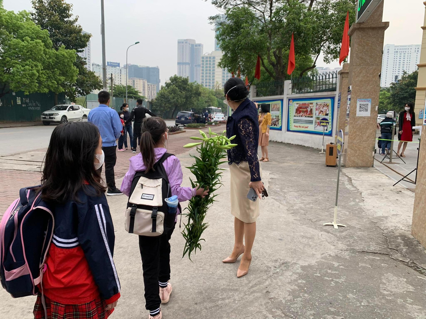 Chị Phượng mua hoa cho con gái lên cắm trong lớp. Ảnh: Đỗ Hợp Chị Phượng mua hoa cho con gái lên cắm trong lớp. Ảnh: Đỗ Hợp