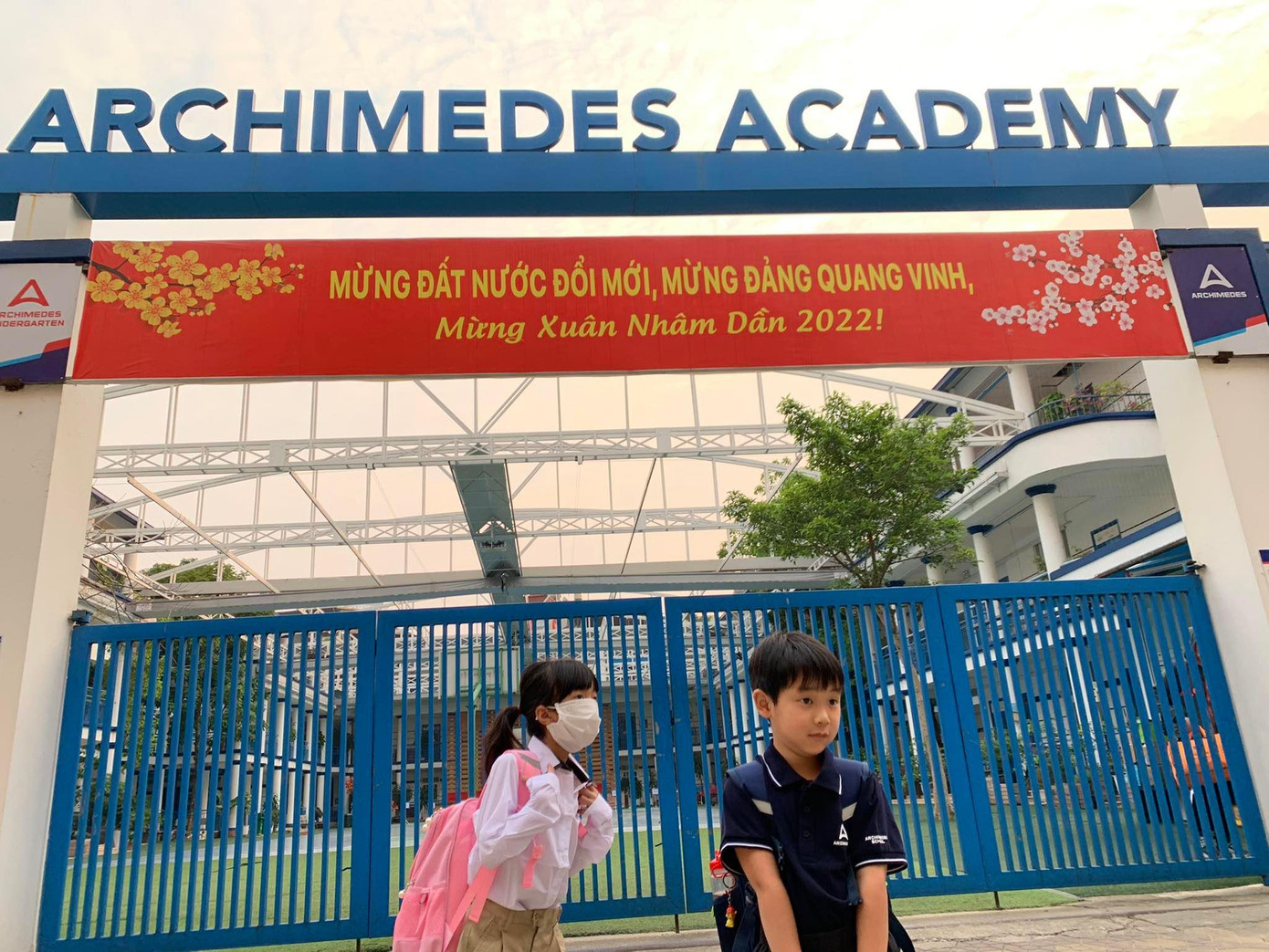 Hơn 1 triệu học sinh Thủ đô đến trường: Dậy từ tờ mờ sáng, mua hoa tươi trưng lớp ảnh 10 Hơn 1 triệu học sinh Thủ đô đến trường: Dậy từ tờ mờ sáng, mua hoa tươi trưng lớp ảnh 10