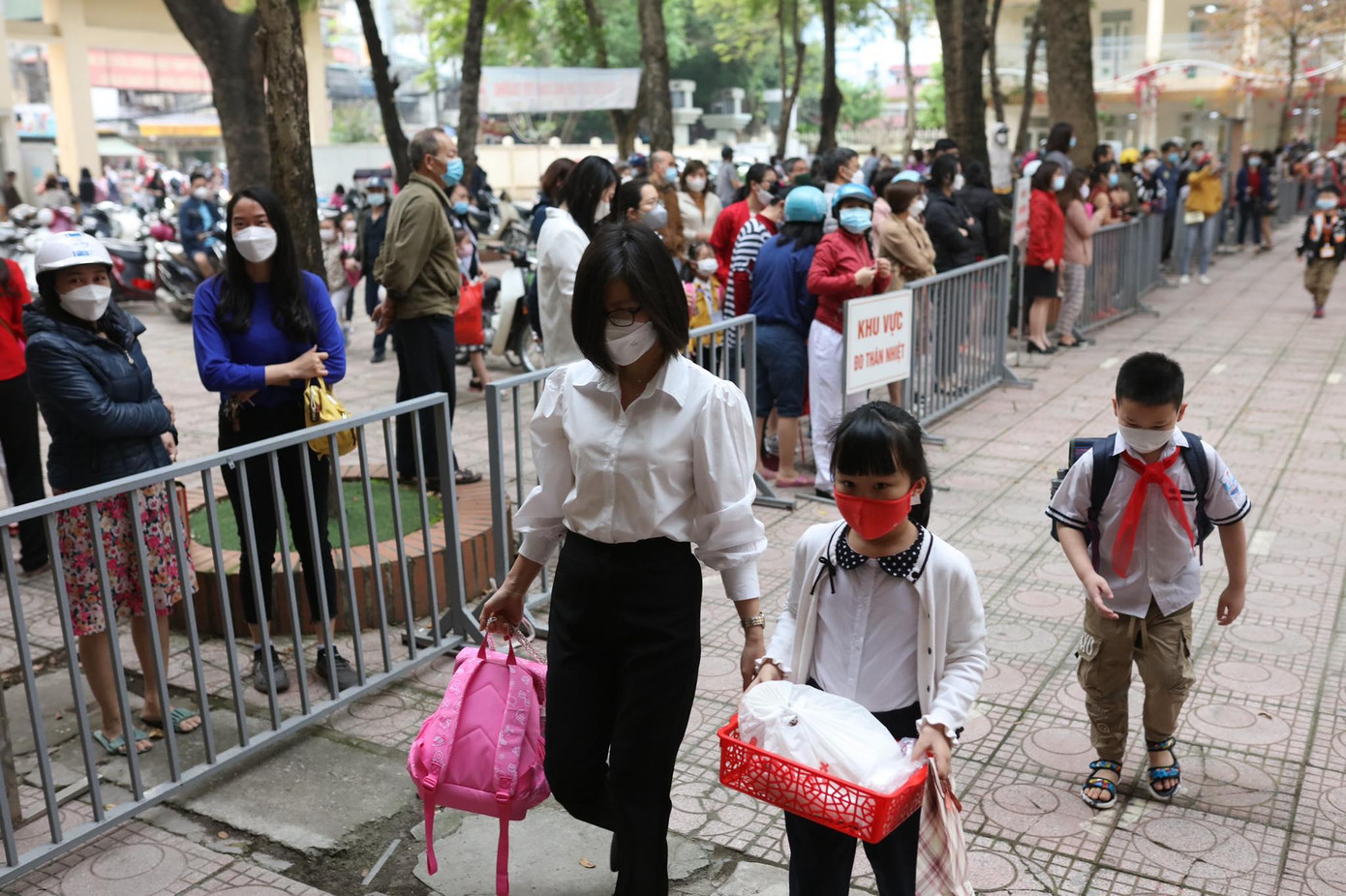 Hơn 1 triệu học sinh Thủ đô đến trường: Dậy từ tờ mờ sáng, mua hoa tươi trưng lớp ảnh 25 Hơn 1 triệu học sinh Thủ đô đến trường: Dậy từ tờ mờ sáng, mua hoa tươi trưng lớp ảnh 25