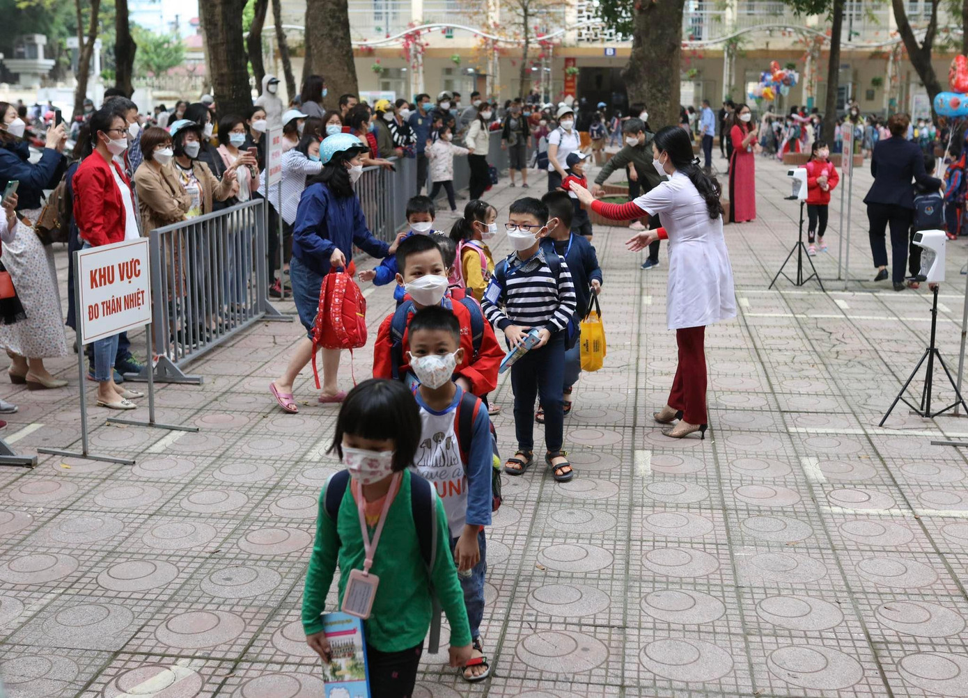 Hơn 1 triệu học sinh Thủ đô đến trường: Dậy từ tờ mờ sáng, mua hoa tươi trưng lớp ảnh 22 Hơn 1 triệu học sinh Thủ đô đến trường: Dậy từ tờ mờ sáng, mua hoa tươi trưng lớp ảnh 22