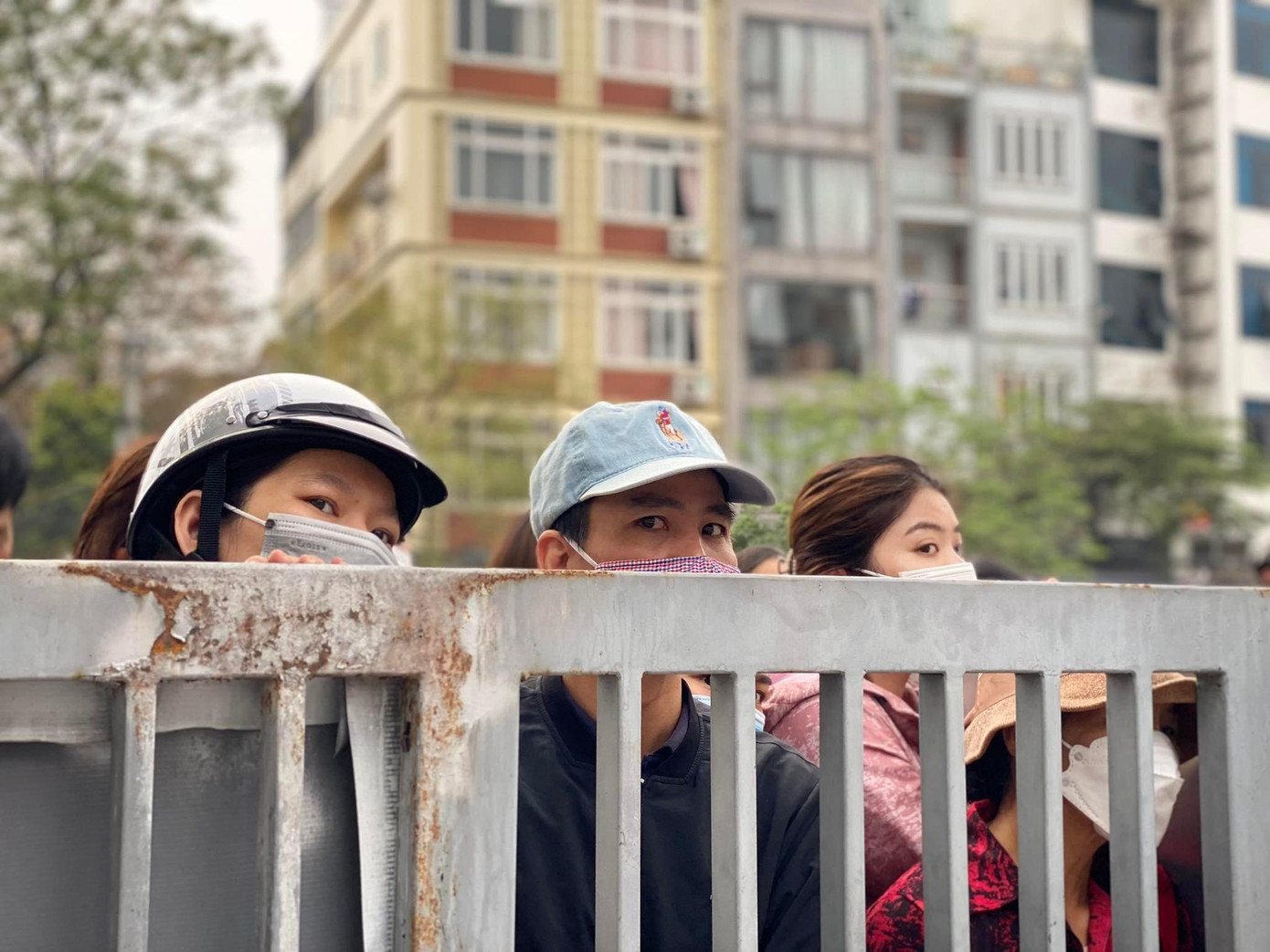 Lo lắng ngóng theo con Lo lắng ngóng theo con