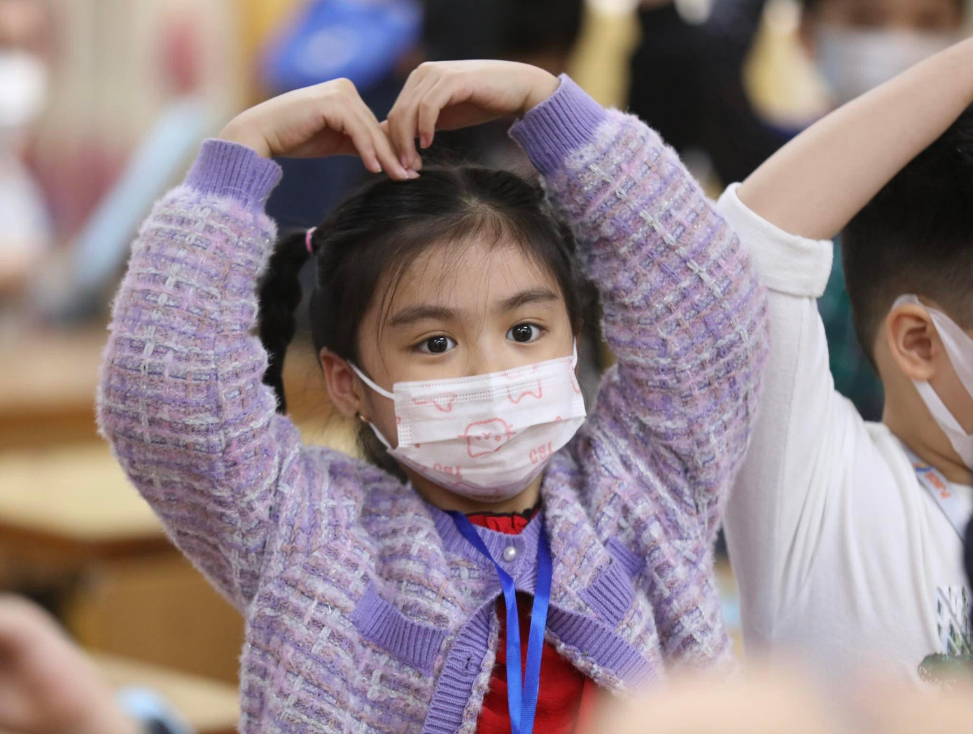 Hơn 1 triệu học sinh Thủ đô đến trường: Dậy từ tờ mờ sáng, mua hoa tươi trưng lớp ảnh 35 Hơn 1 triệu học sinh Thủ đô đến trường: Dậy từ tờ mờ sáng, mua hoa tươi trưng lớp ảnh 35