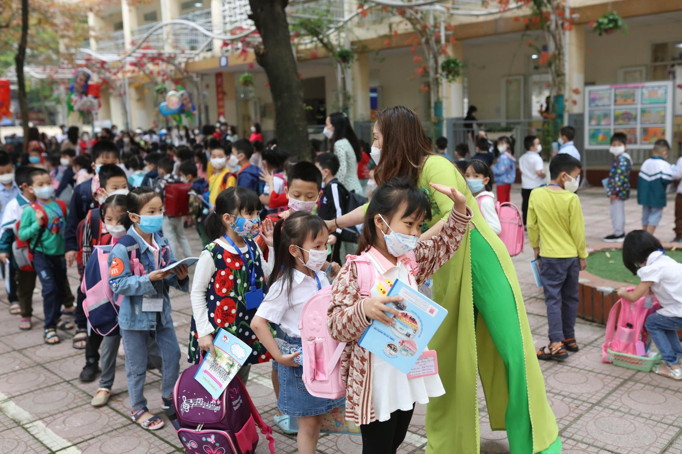 Hơn 1 triệu học sinh Thủ đô đến trường: Dậy từ tờ mờ sáng, mua hoa tươi trưng lớp ảnh 24 Hơn 1 triệu học sinh Thủ đô đến trường: Dậy từ tờ mờ sáng, mua hoa tươi trưng lớp ảnh 24