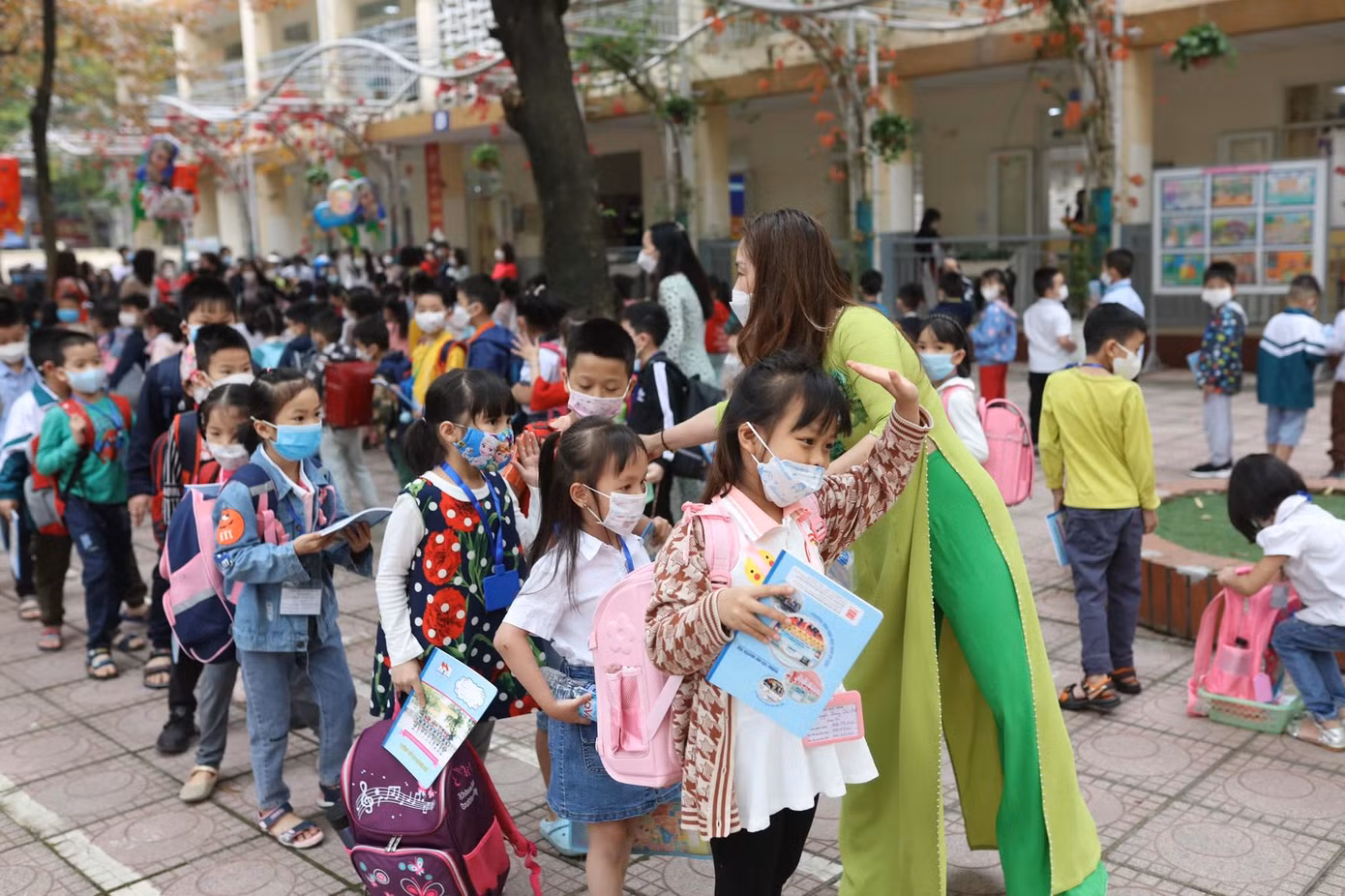 Hơn 1 triệu học sinh Thủ đô đến trường: Dậy từ tờ mờ sáng, mua hoa tươi trưng lớp ảnh 24